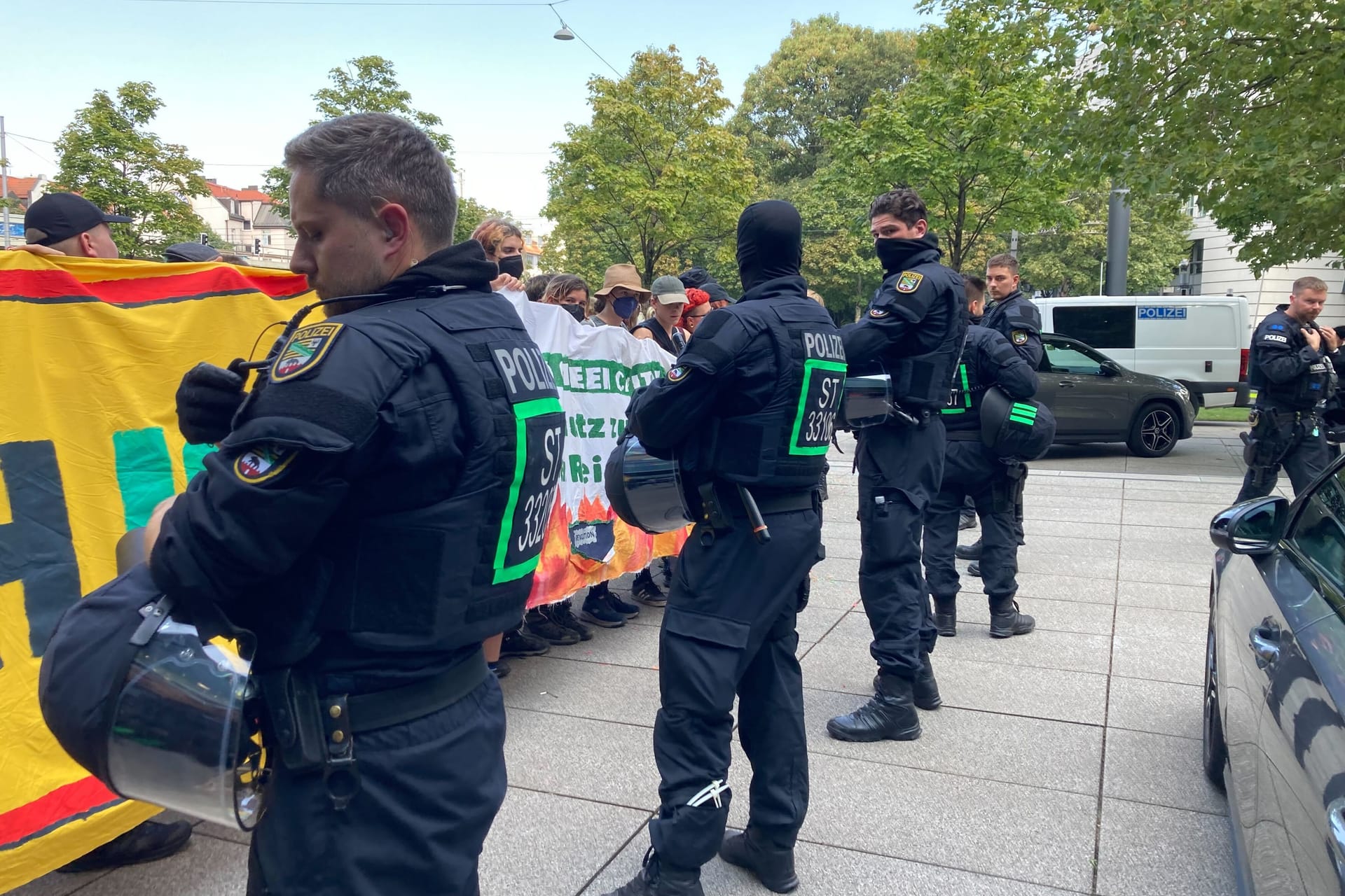 Einsatzkräfte der Polizei in München: Die Polizei setzte auch Schlagstöcke ein. Einsatzkräfte der Polizei in München: Die Polizei setzte auch Schlagstöcke ein.