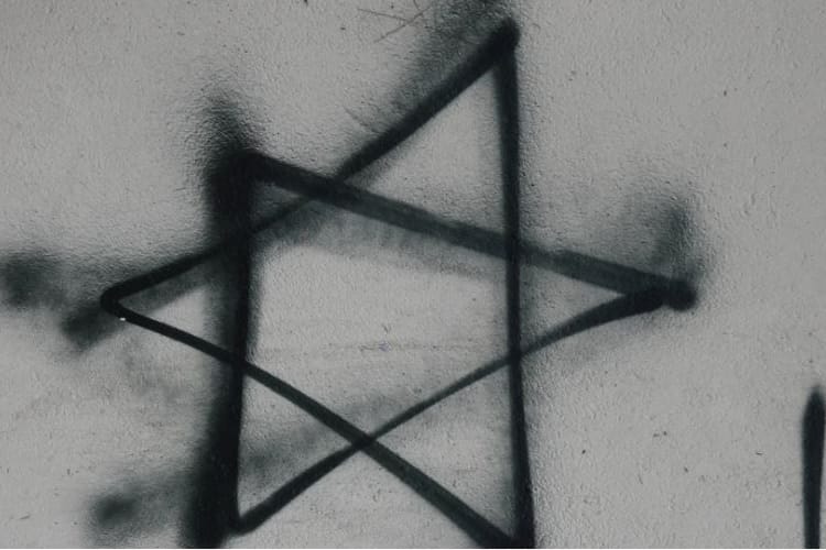 Ein Davidstern an einer Hauswand (Symbolbild): Während des Nationalsozialismus wurden Gebäude mit dem Davidstern markiert, um jüdische Bewohner kenntlich zu machen.