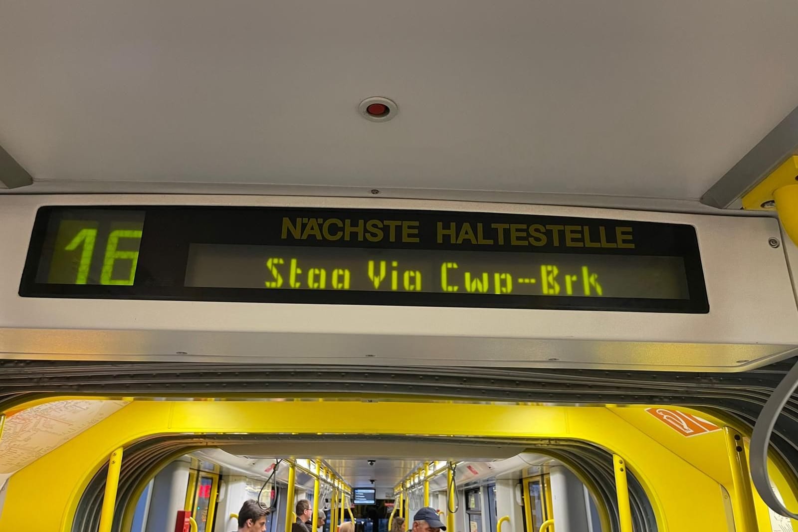 "Staa via Cwp-Brk": Diese Anzeige sorgte am Donnerstagmorgen für Fragen bei den Passagieren einer KVB-Bahn. "Staa via Cwp-Brk": Diese Anzeige sorgte am Donnerstagmorgen für Fragen bei den Passagieren einer KVB-Bahn.