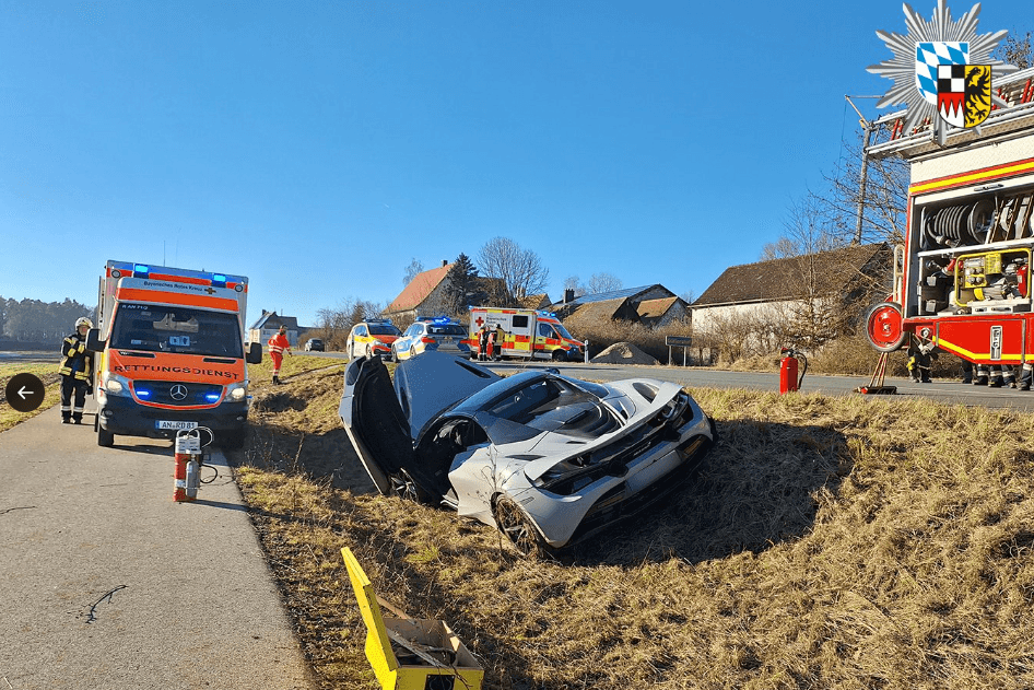 Endstation Straßengraben: Auf der B14 im Kreis Ansbach verunfallte ein McLaren.