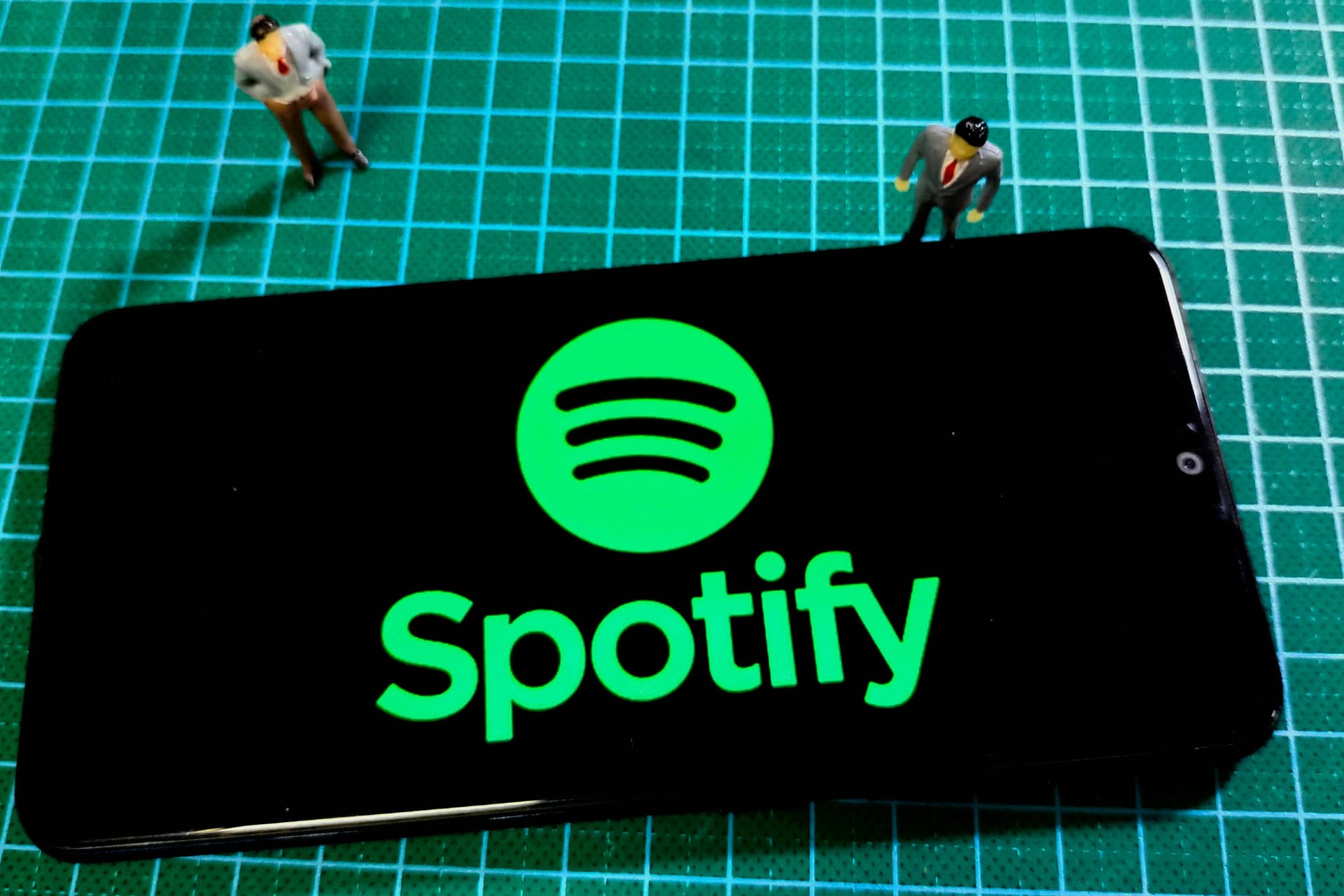 Spotify Logo mit zwei Figuren.