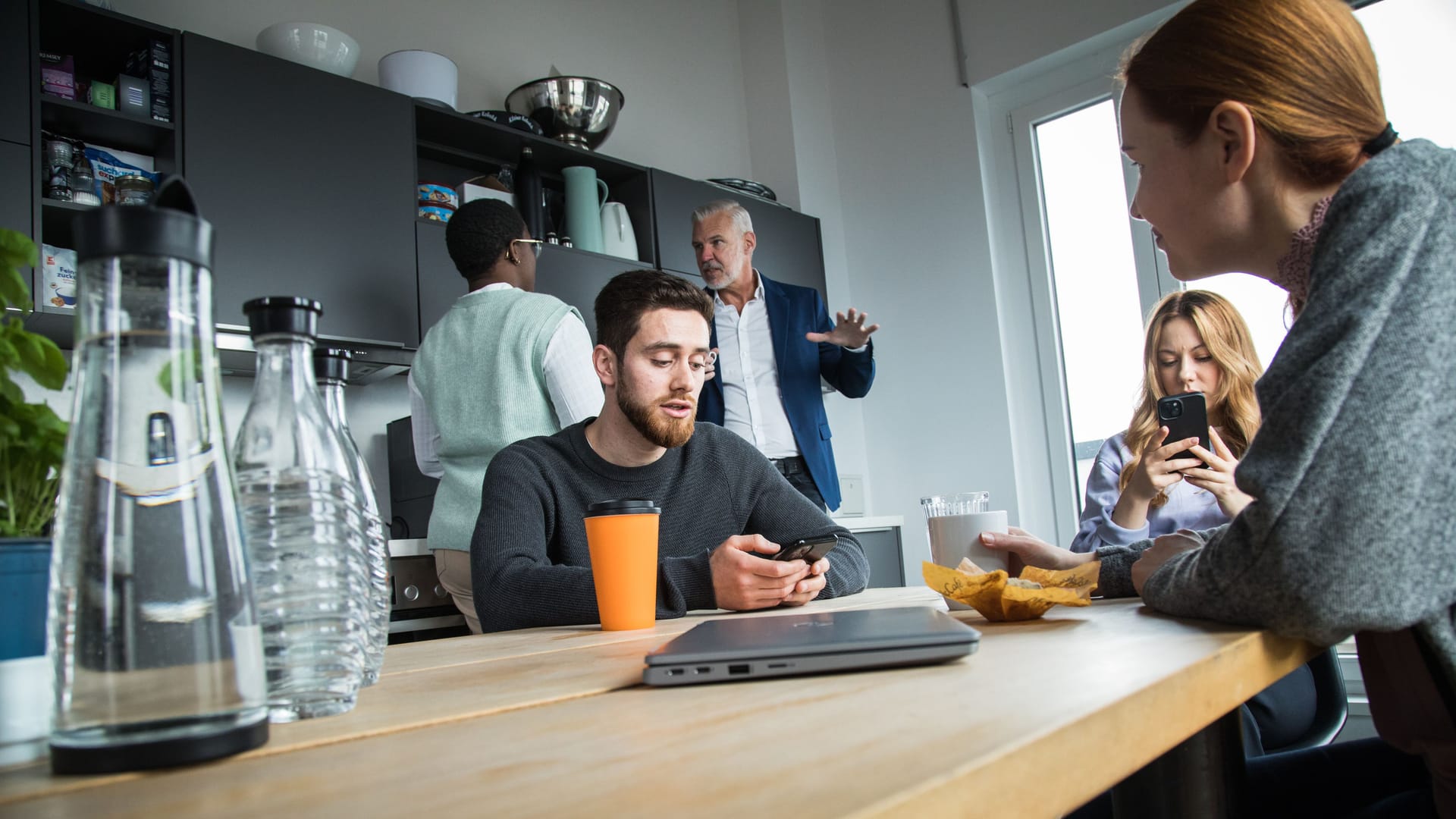 Arbeitnehmer in einem Pausenraum: Die Dauer der Arbeitspausen ist gesetzlich geregelt. Arbeitnehmer in einem Pausenraum: Die Dauer der Arbeitspausen ist gesetzlich geregelt.