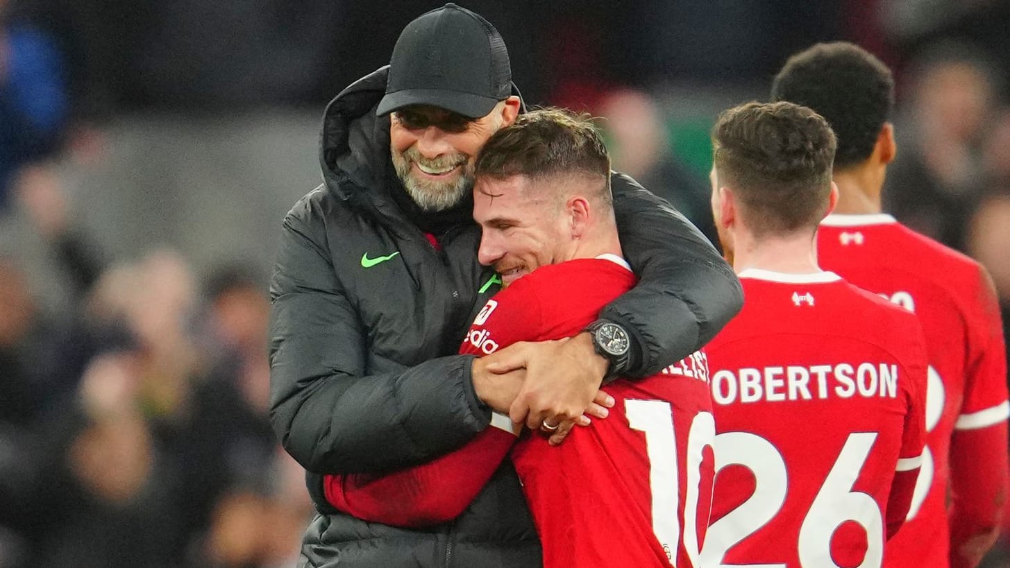 Die "Blues" distanziert: Jürgen Klopp (li.) herzt seinen Spieler Alexis Mac Allister. Die "Blues" distanziert: Jürgen Klopp (li.) herzt seinen Spieler Alexis Mac Allister.