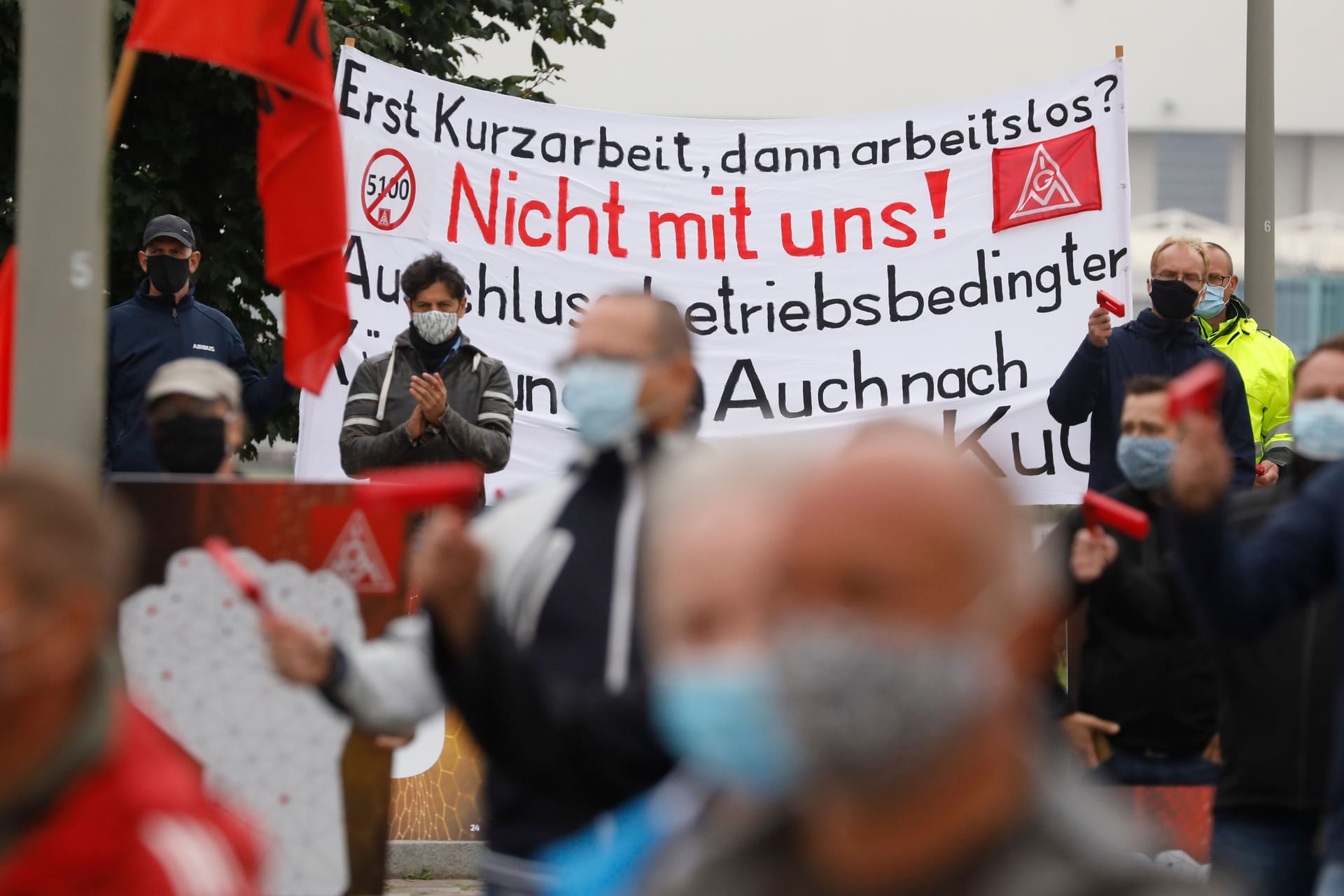 Airbus-Mitarbeiter in Finkenwerder protestieren im September 2020 gegen Stellenstreichungen (Archivfoto): Die Arbeitslosigkeit ist in Deutschland gestiegen und mit ihr auch die Zahl der Menschen, die das als politisches Problem begreifen. Airbus-Mitarbeiter in Finkenwerder protestieren im September 2020 gegen Stellenstreichungen (Archivfoto): Die Arbeitslosigkeit ist in Deutschland gestiegen und mit ihr auch die Zahl der Menschen, die das als politisches Problem begreifen.