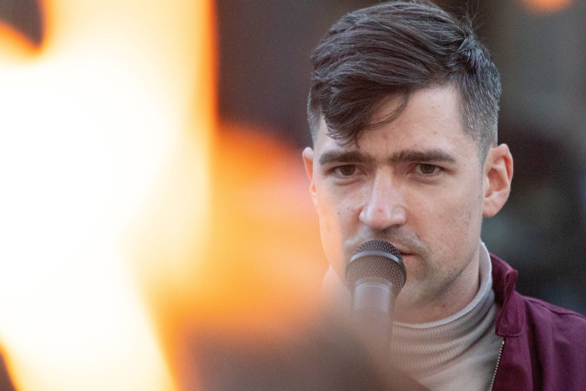Martin Sellner mit brennenden Fackeln: Der österreichische Rechtsextreme plädierte jüngst für eine "Remigration" von Menschen mit Migrationshintergrund, was einer Deportation gleichkäme. Martin Sellner mit brennenden Fackeln: Der österreichische Rechtsextreme plädierte jüngst für eine "Remigration" von Menschen mit Migrationshintergrund, was einer Deportation gleichkäme.