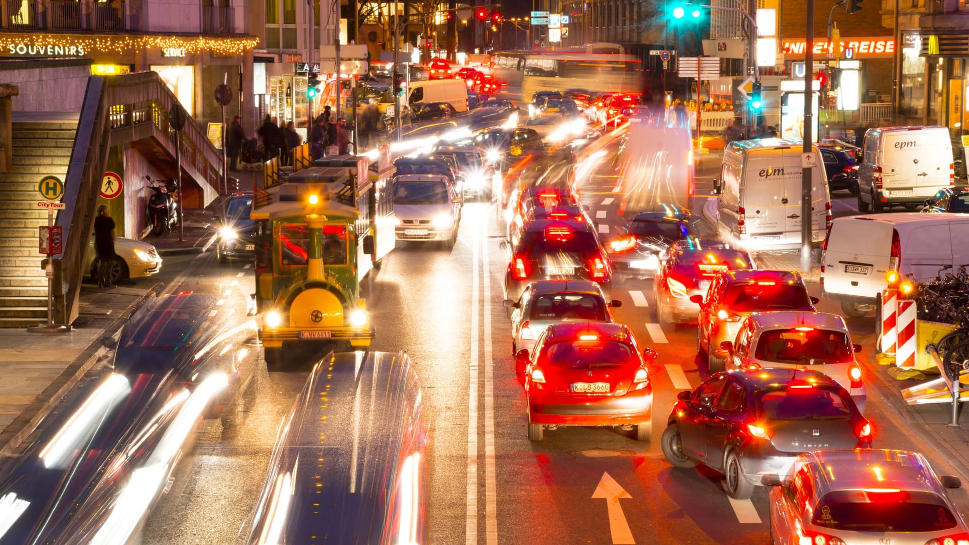 Die Trankgasse in der Kölner Innenstadt: Am Donnerstagabend kam der Verkehr in Köln weitestgehend zum Erliegen. Die Trankgasse in der Kölner Innenstadt: Am Donnerstagabend kam der Verkehr in Köln weitestgehend zum Erliegen.