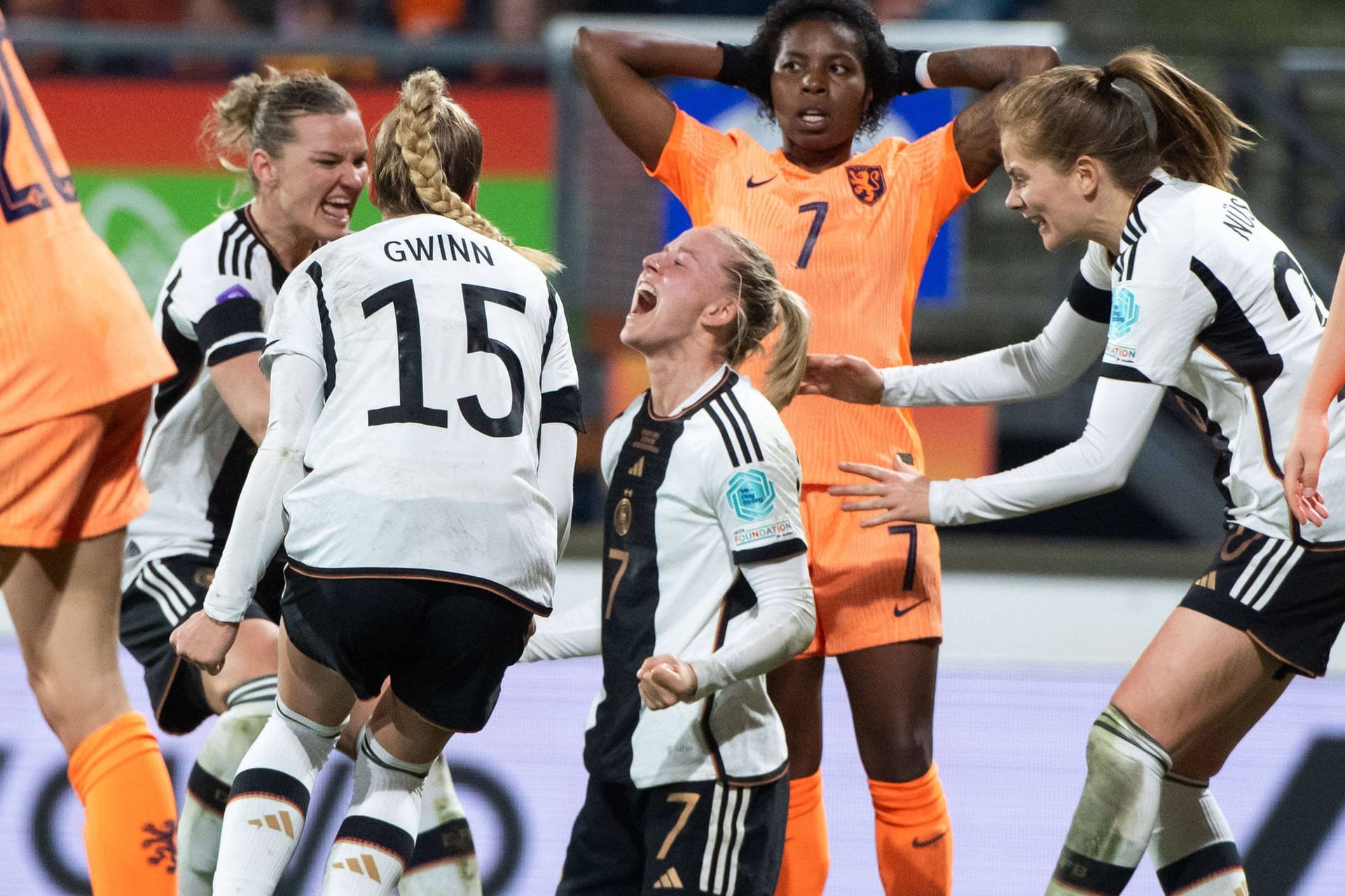 Emotionen pur: Lea Schüller (m.) jubelt über ihren Treffer gegen die Niederlande. Ihre Teamkolleginnen beglückwünschen sie. Emotionen pur: Lea Schüller (m.) jubelt über ihren Treffer gegen die Niederlande. Ihre Teamkolleginnen beglückwünschen sie.