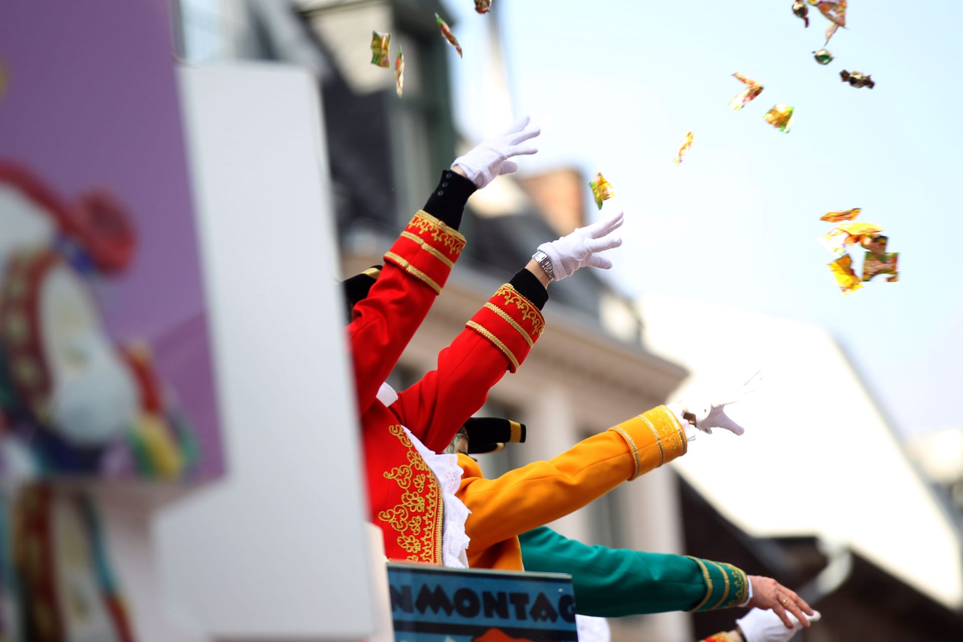 Köln: Beim Kölner Rosenmontagszug gilt für Karnevalisten in diesem Jahr ein strenges Verbot, Kamelle - also Süßigkeiten - in den Rhein zu werfen. Köln: Beim Kölner Rosenmontagszug gilt für Karnevalisten in diesem Jahr ein strenges Verbot, Kamelle - also Süßigkeiten - in den Rhein zu werfen.