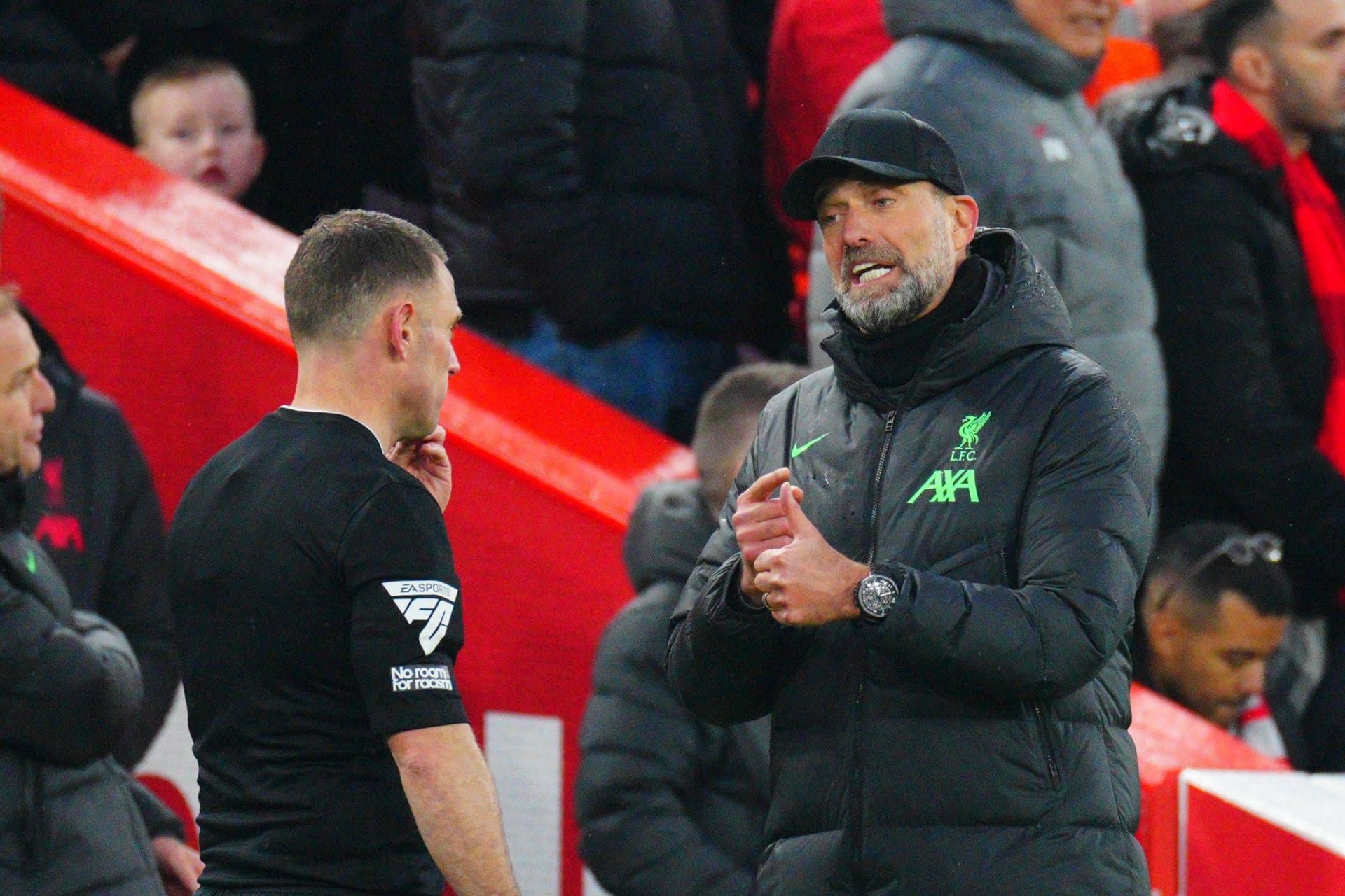 Kein Elfmeter für Liverpool: Jürgen Klopp (r.) war nach dem Spitzenspiel verärgert. Kein Elfmeter für Liverpool: Jürgen Klopp (r.) war nach dem Spitzenspiel verärgert.