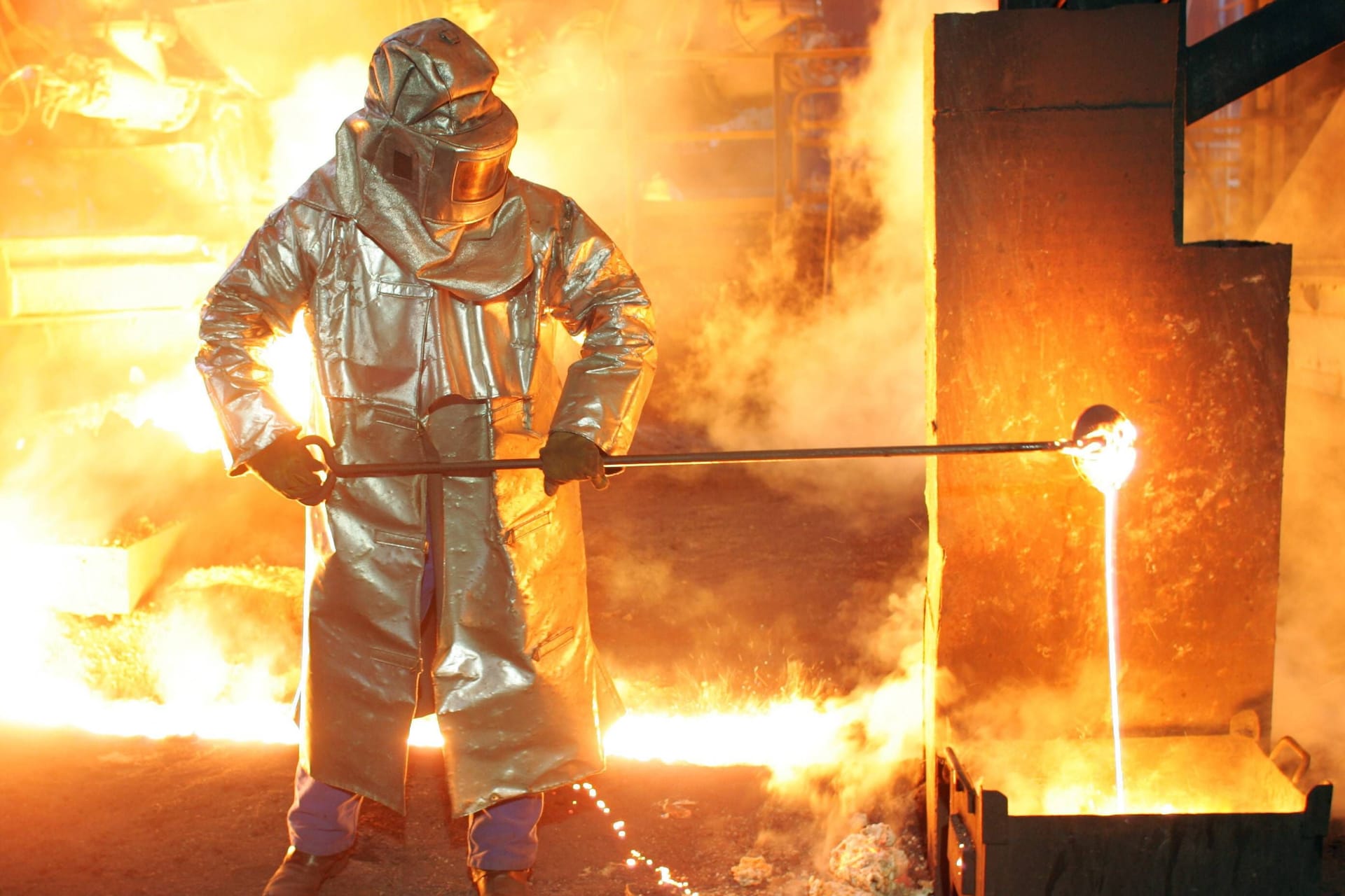 Hochöfner (Symbolbild): Besonders in der Industrie geht der Fachkräftemangel zurück. Hochöfner (Symbolbild): Besonders in der Industrie geht der Fachkräftemangel zurück.