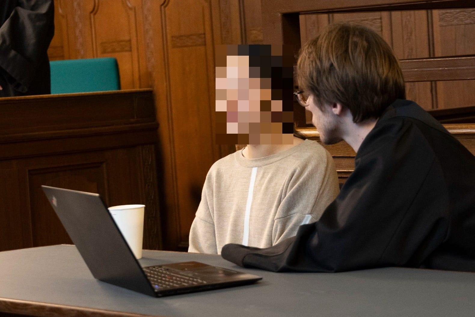 Die Angeklagte Martina S.* mit ihrem Verteidiger auf der Anklagebank: