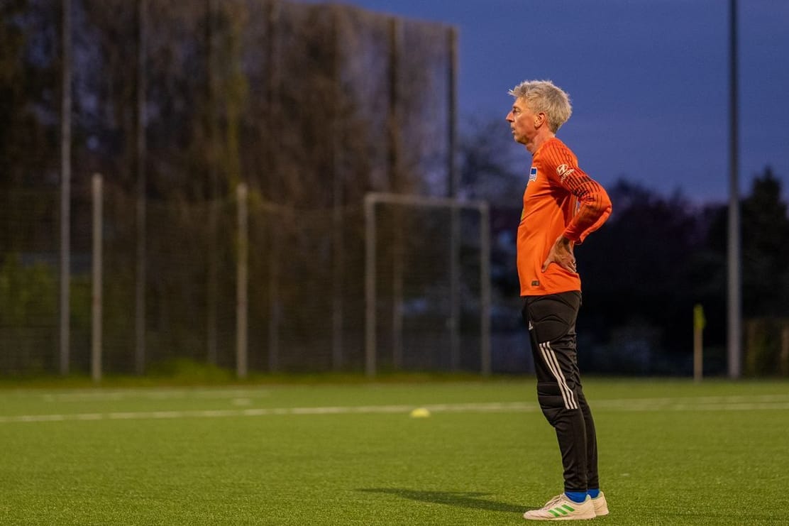 Alexander von Beyme auf dem Fußballplatz: Er setzt sich für queere Menschen im Fußball ein. Alexander von Beyme auf dem Fußballplatz: Er setzt sich für queere Menschen im Fußball ein.