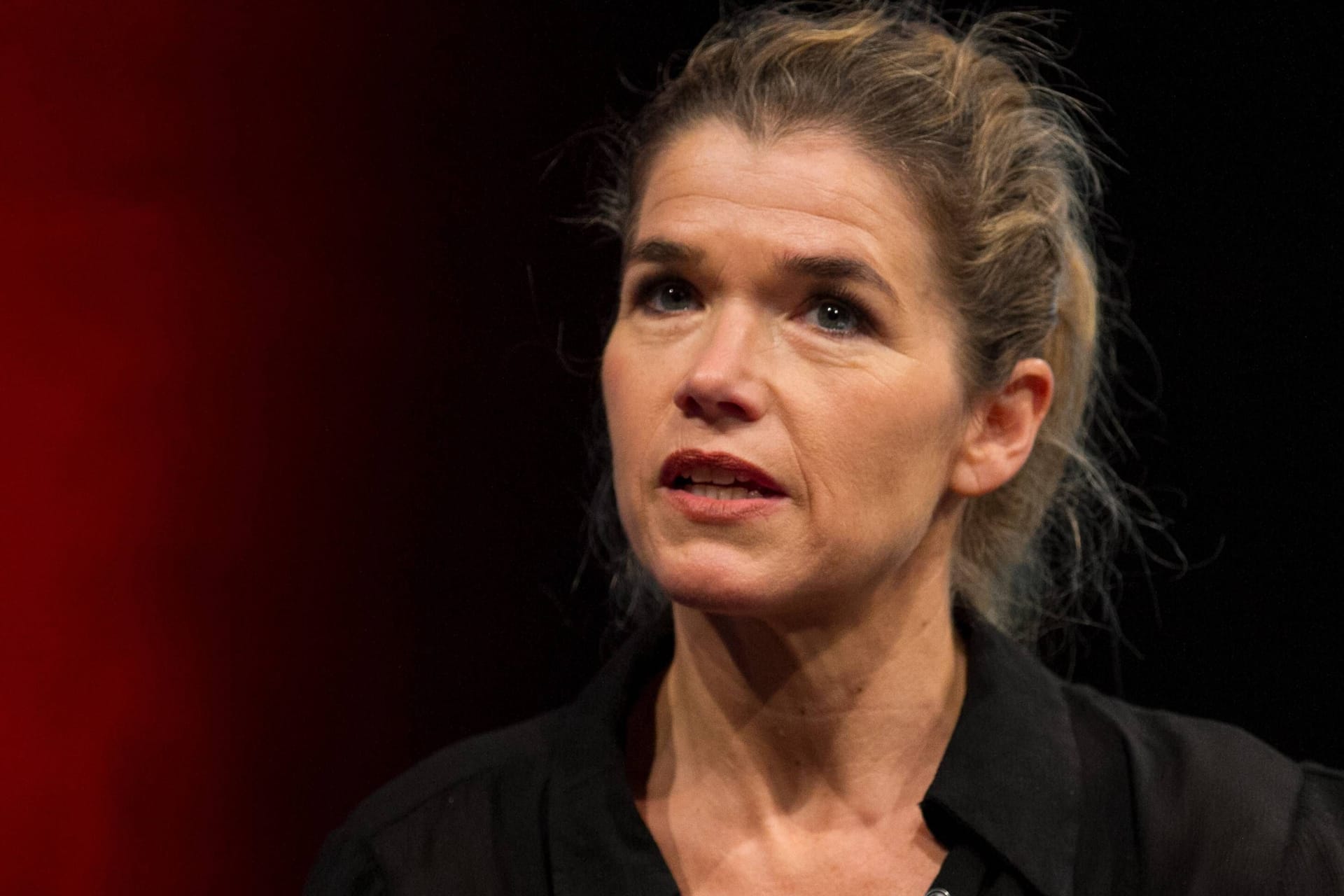 Anke Engelke: Sie ist Comedian, Schauspielerin, Moderatorin und Synchronsprecherin, dabei aber vor allem entwaffnend ehrlich. Anke Engelke: Sie ist Comedian, Schauspielerin, Moderatorin und Synchronsprecherin, dabei aber vor allem entwaffnend ehrlich.