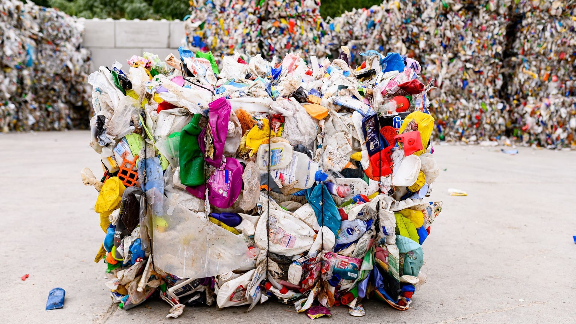 Plastikmüll (Symbolbild): Laut dem Nabu brauche es mehr Recyling und öffentlichen Nahverkehr, um die Umwelt zu schonen. Plastikmüll (Symbolbild): Laut dem Nabu brauche es mehr Recyling und öffentlichen Nahverkehr, um die Umwelt zu schonen.