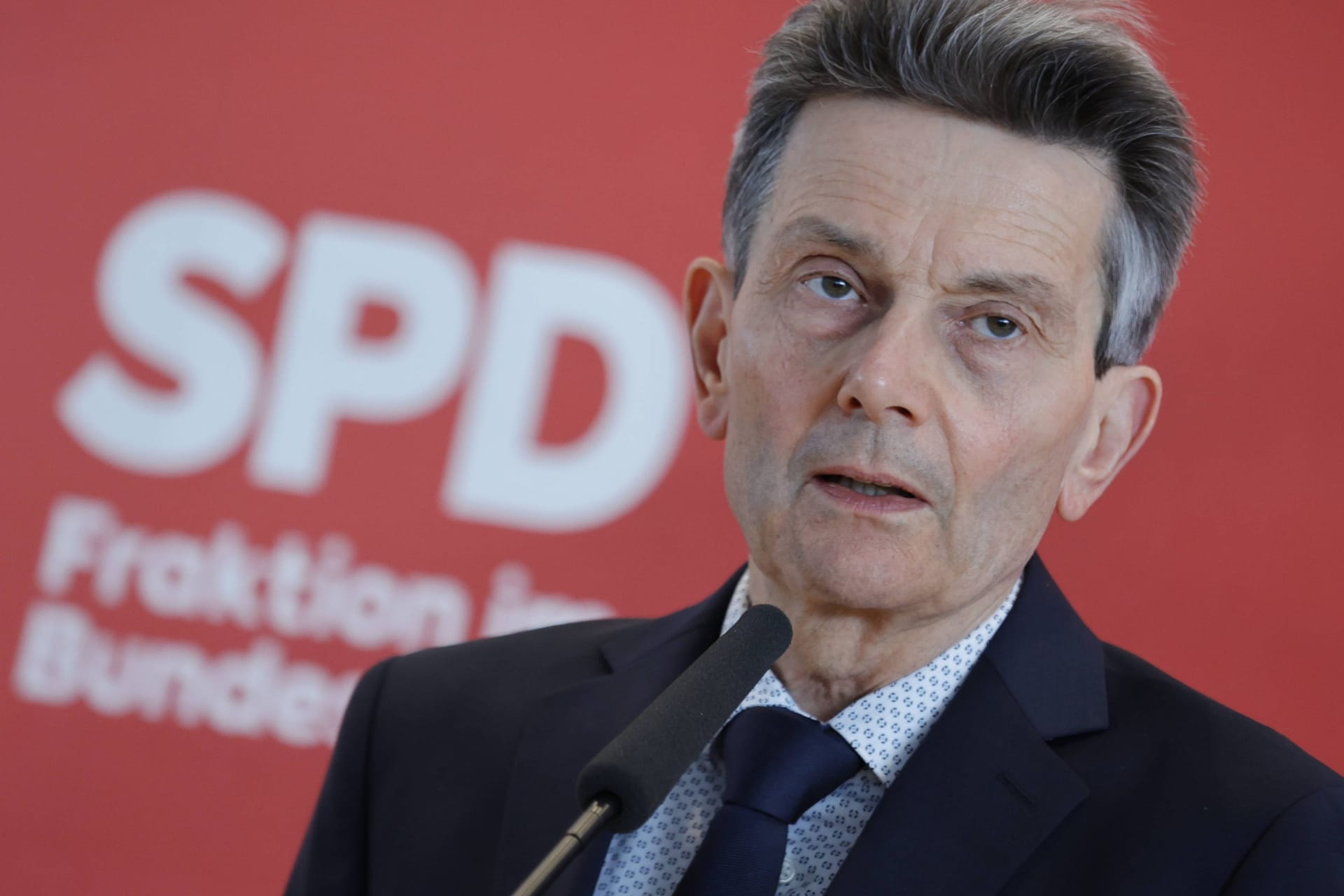 Rolf Mützenich, SPD-Fraktionschef, will "Putins Narrative" nicht unterstützen. Rolf Mützenich, SPD-Fraktionschef, will "Putins Narrative" nicht unterstützen.