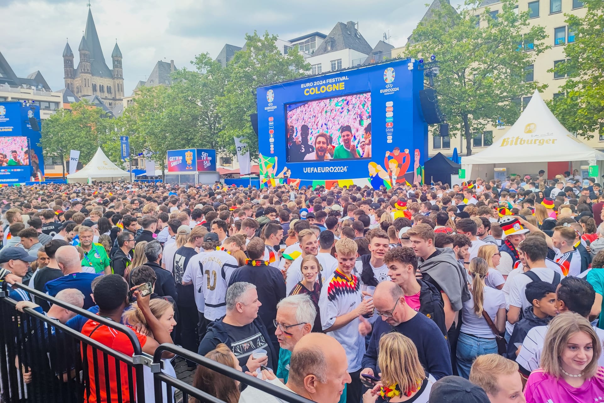 Public Viewing am Heumarkt: So sah es hier beim Eröffnungsspiel Deutschland-Schottland aus. Public Viewing am Heumarkt: So sah es hier beim Eröffnungsspiel Deutschland-Schottland aus.