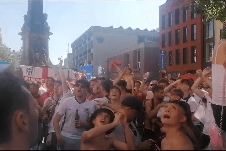 "Ten German Bomber": England-Fans singen am Heumarkt "Ten German Bomber": England-Fans singen am Heumarkt