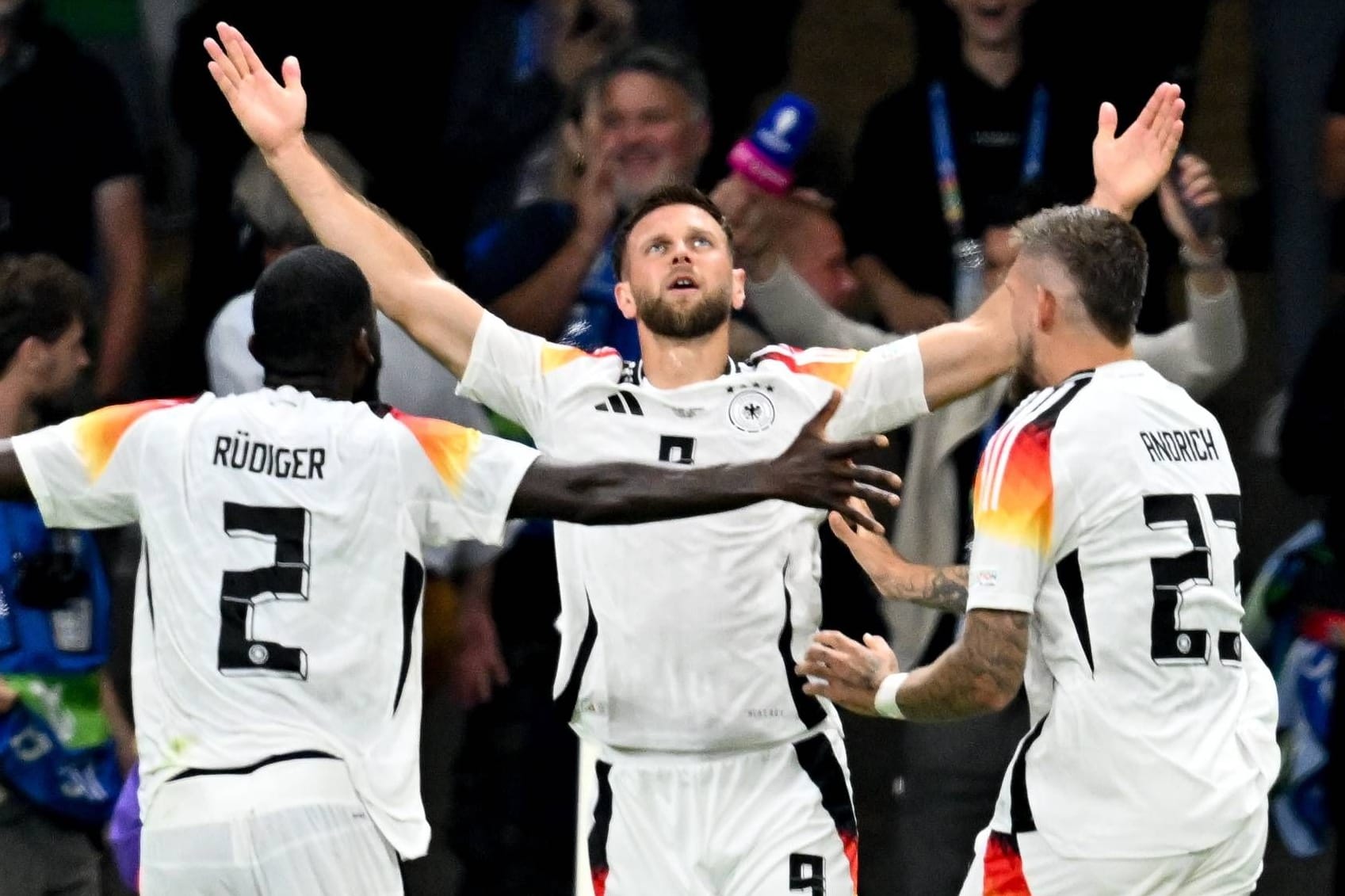 Jubel nach dem 1:1 gegen die Schweiz: Torjäger Niclas Füllkrug (M.) erzielte den erlösenden Treffer. Jubel nach dem 1:1 gegen die Schweiz: Torjäger Niclas Füllkrug (M.) erzielte den erlösenden Treffer.