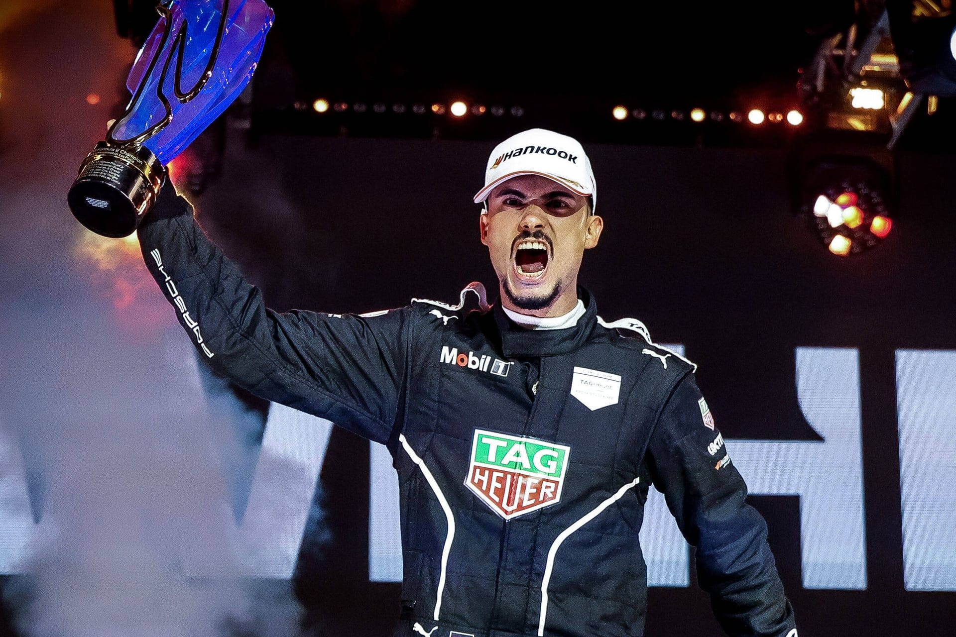 Historischer Erfolg: Pascal Wehrlein feiert seinen WM-Titel.