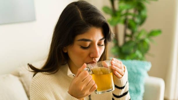 Kamillentee: Die Heilpflanze enthält viele wertvolle Inhaltsstoffe. Kamillentee: Die Heilpflanze enthält viele wertvolle Inhaltsstoffe.