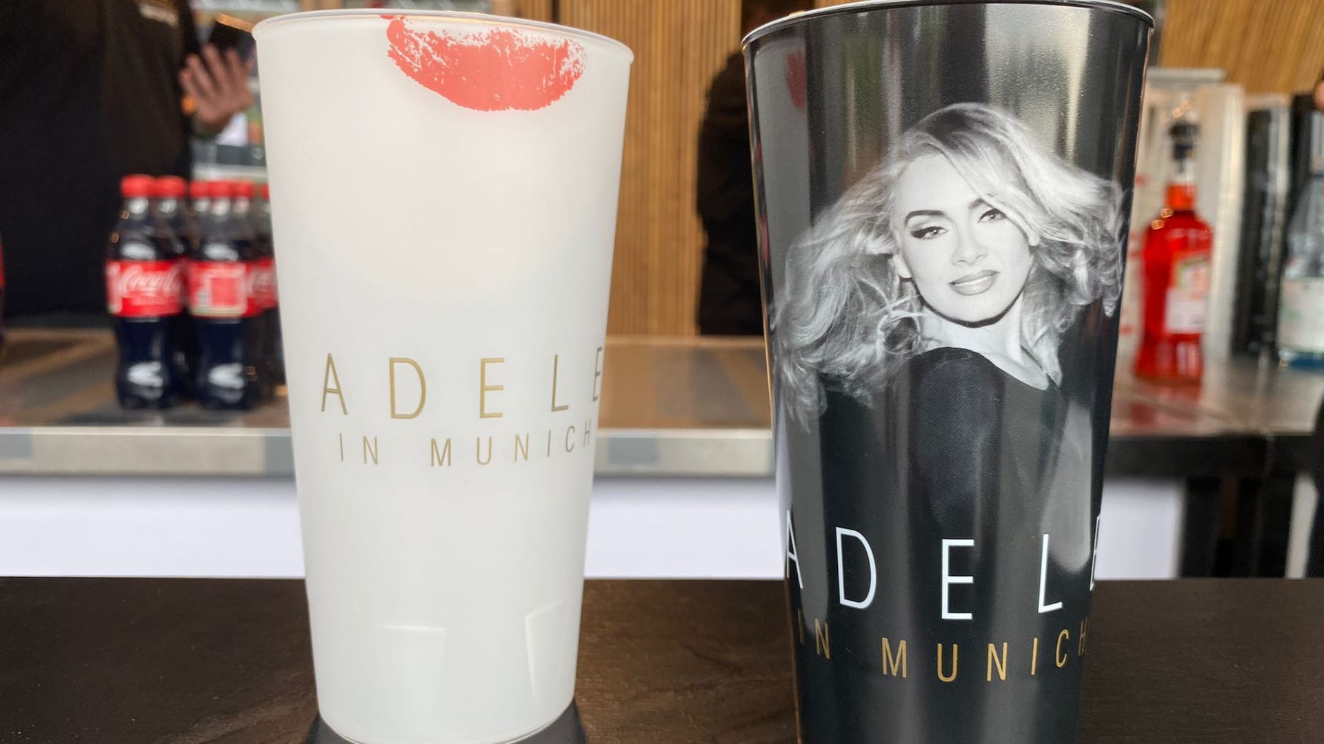 Softgetränke und Alkohol wie Aperol Spritz gibt es in Plastikbechern mit speziellem Adele-Design. Softgetränke und Alkohol wie Aperol Spritz gibt es in Plastikbechern mit speziellem Adele-Design.