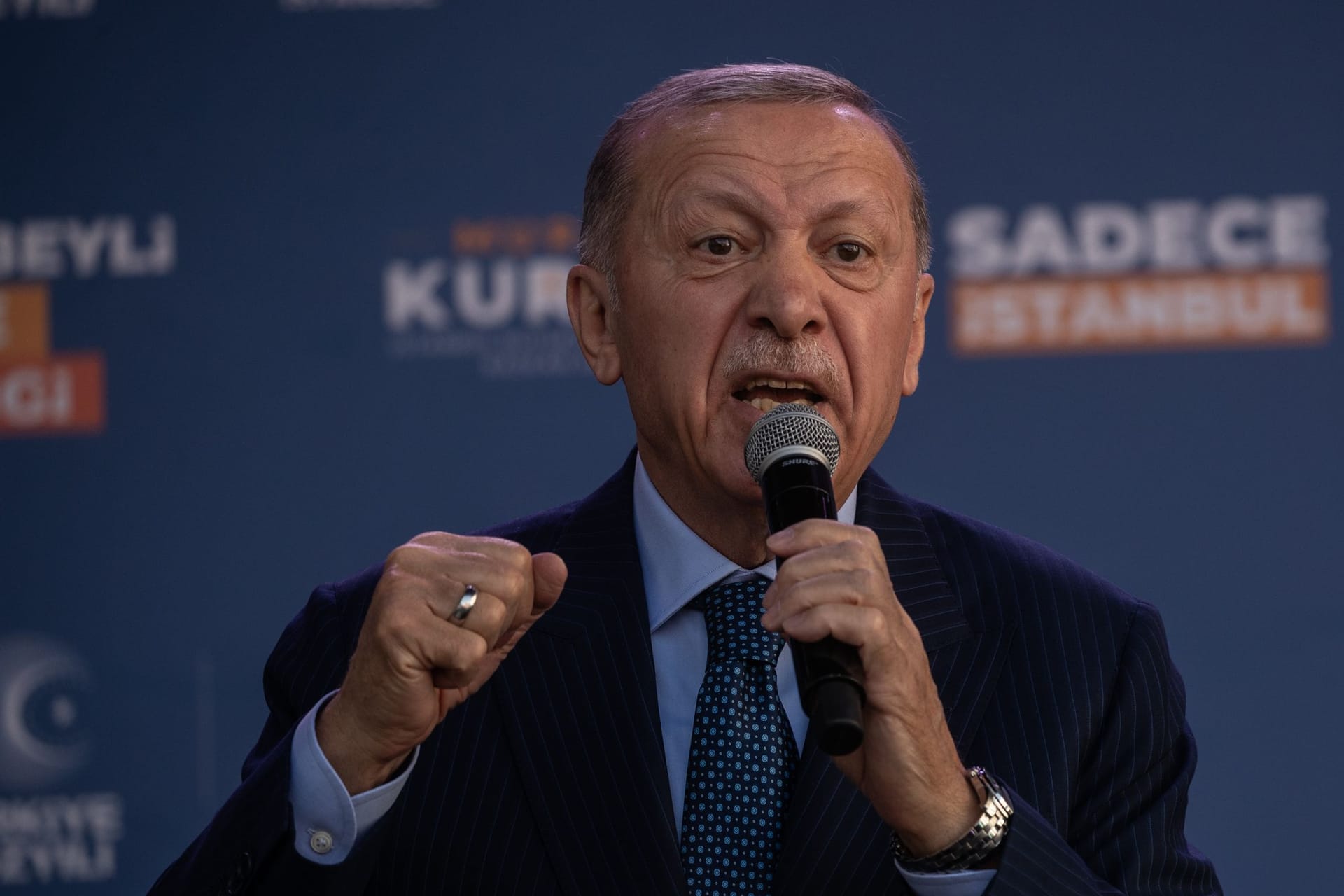 Recep Tayyip Erdoğan: Der türkische Präsident kämpft weiterhin gegen die Wirtschaftskrise ind er Türkei – mit bescheidenem Erfolg. Recep Tayyip Erdoğan: Der türkische Präsident kämpft weiterhin gegen die Wirtschaftskrise ind er Türkei – mit bescheidenem Erfolg.