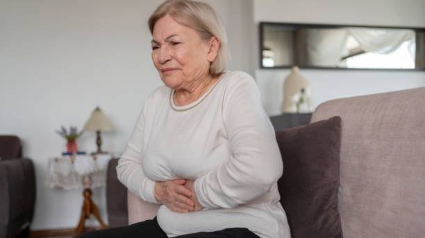 Blähbauch: Betroffene klagen über ein unangenehmes Druckgefühl im Bauchraum, das von sichtbarer Schwellung begleitet wird. Blähbauch: Betroffene klagen über ein unangenehmes Druckgefühl im Bauchraum, das von sichtbarer Schwellung begleitet wird.