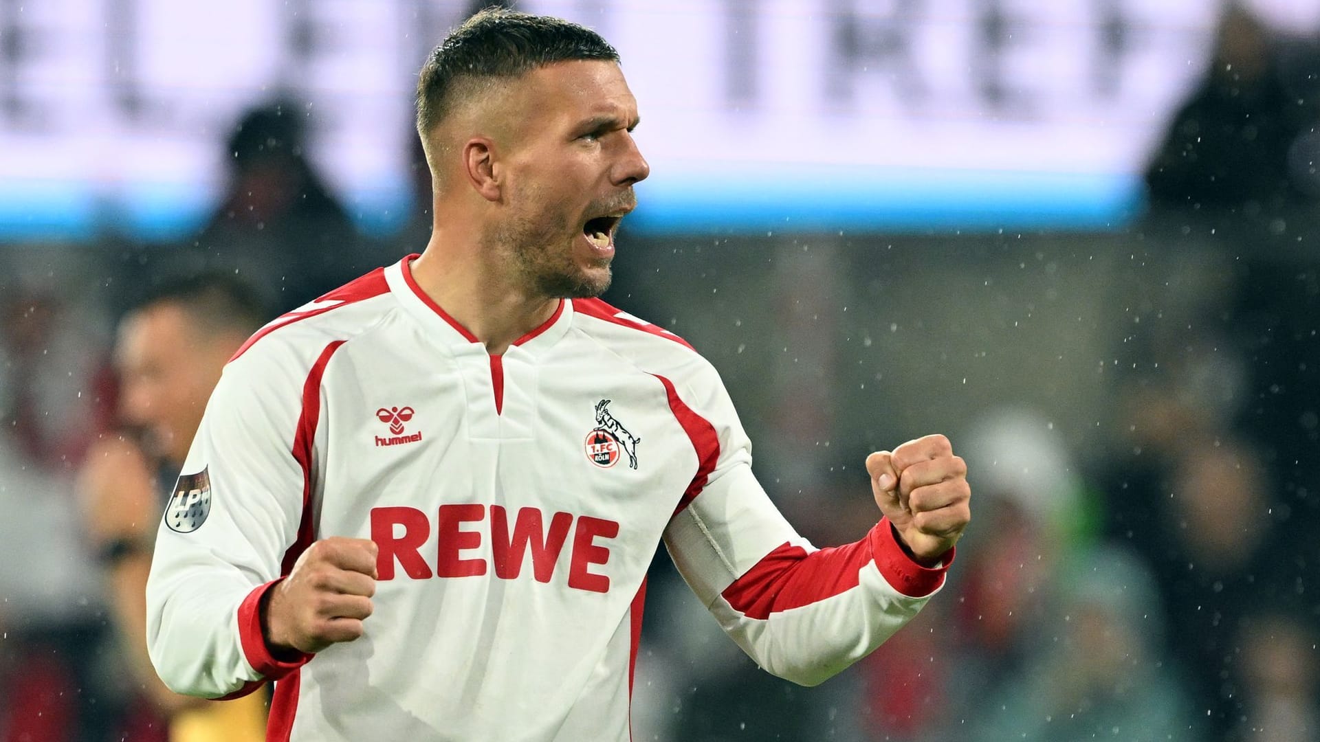 Noch einmal jubeln: Lukas Podolski im Trikot des 1. FC Köln am Abend in Müngersdorf. Noch einmal jubeln: Lukas Podolski im Trikot des 1. FC Köln am Abend in Müngersdorf.