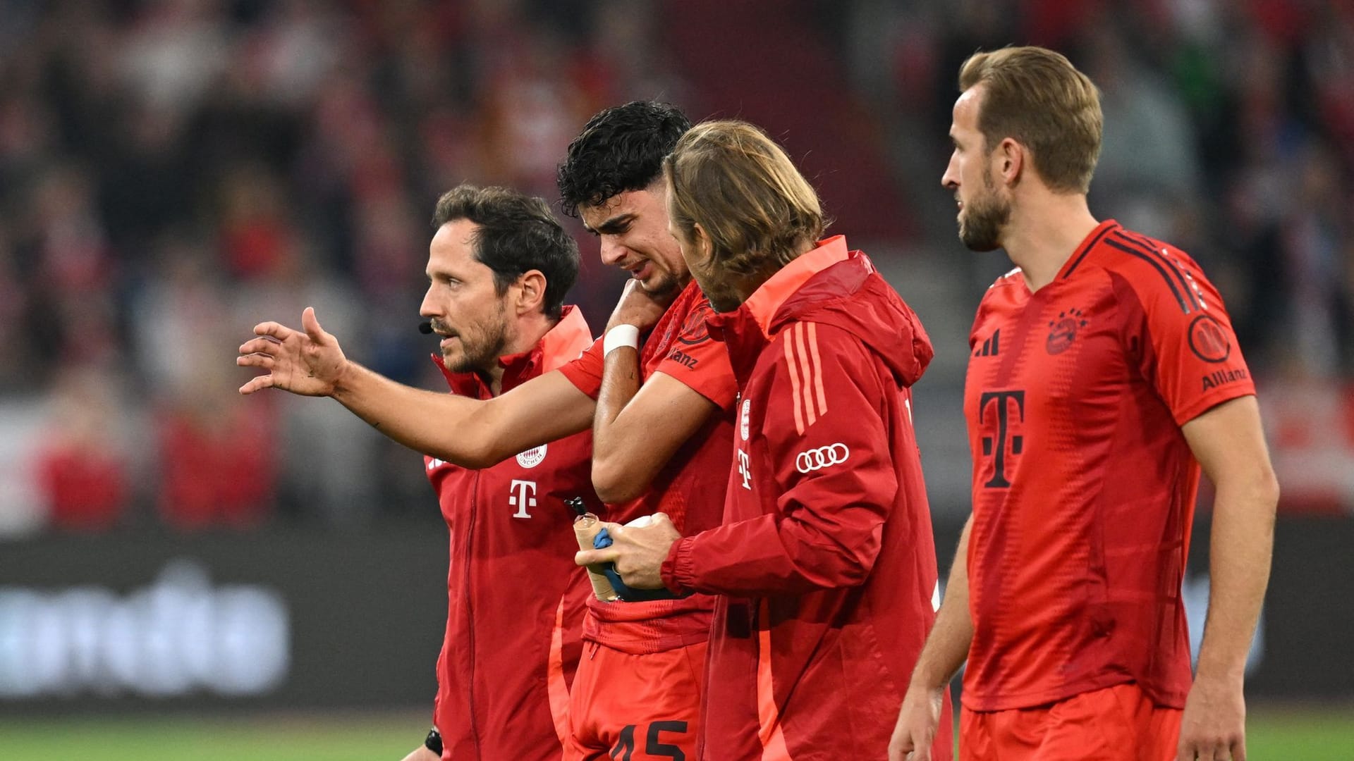 Aleksandar Pavlović (M.): Der Jungstar musste nach wenigen Minuten ausgewechselt werden. Aleksandar Pavlović (M.): Der Jungstar musste nach wenigen Minuten ausgewechselt werden.