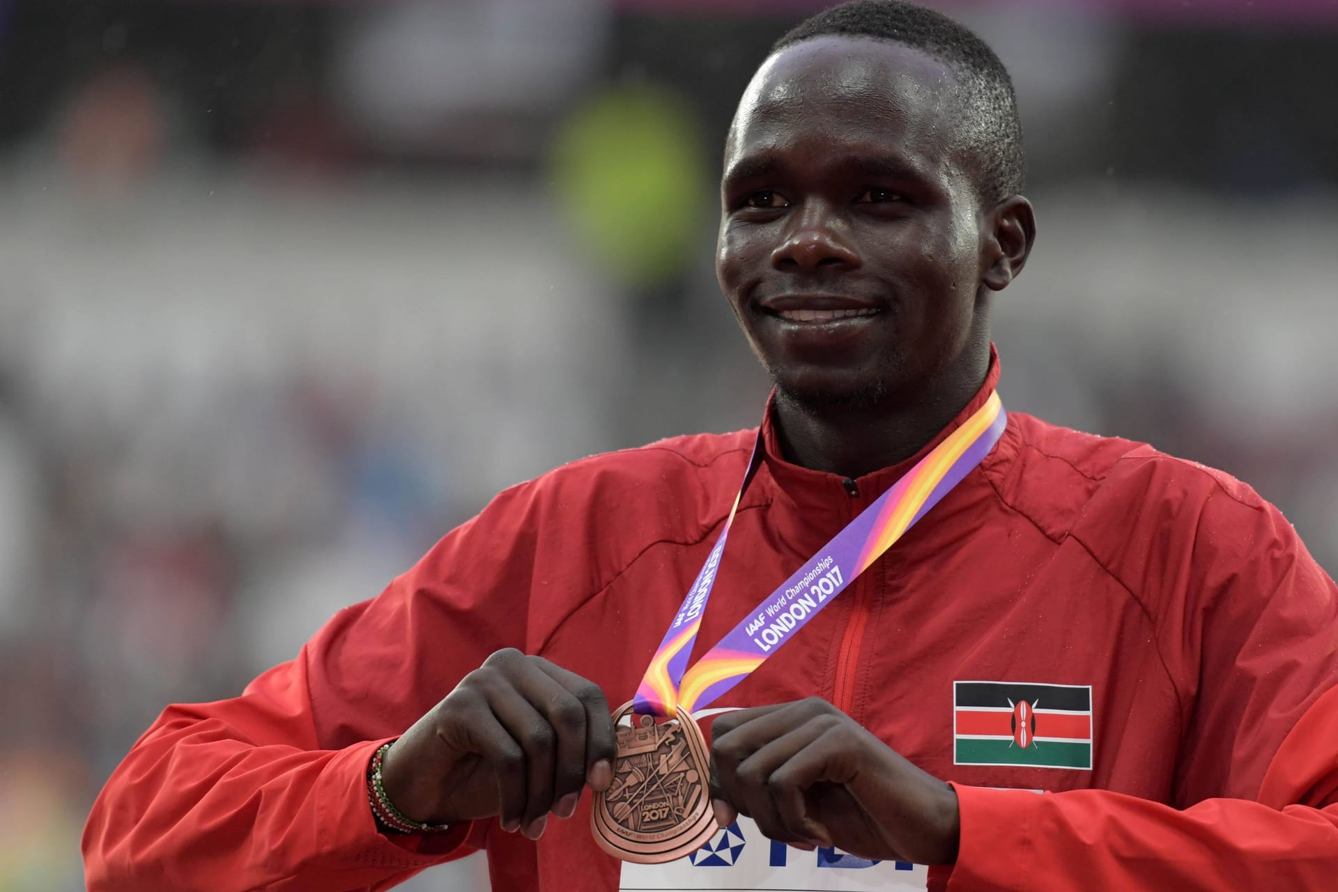 Kipyegon Bett mit seiner WM-Bronzemedaille: Er wurde nur 26 Jahre alt. Kipyegon Bett mit seiner WM-Bronzemedaille: Er wurde nur 26 Jahre alt.