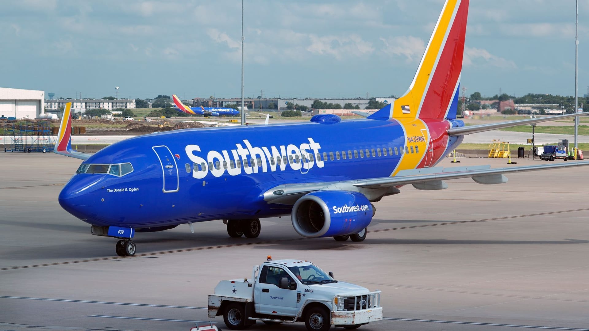 Eine Maschine der Fluggesellschaft Southwest Airlines (Archivbild): Das getroffene Flugzeug musste am Freitagabend den Start abbrechen. Eine Maschine der Fluggesellschaft Southwest Airlines (Archivbild): Das getroffene Flugzeug musste am Freitagabend den Start abbrechen.