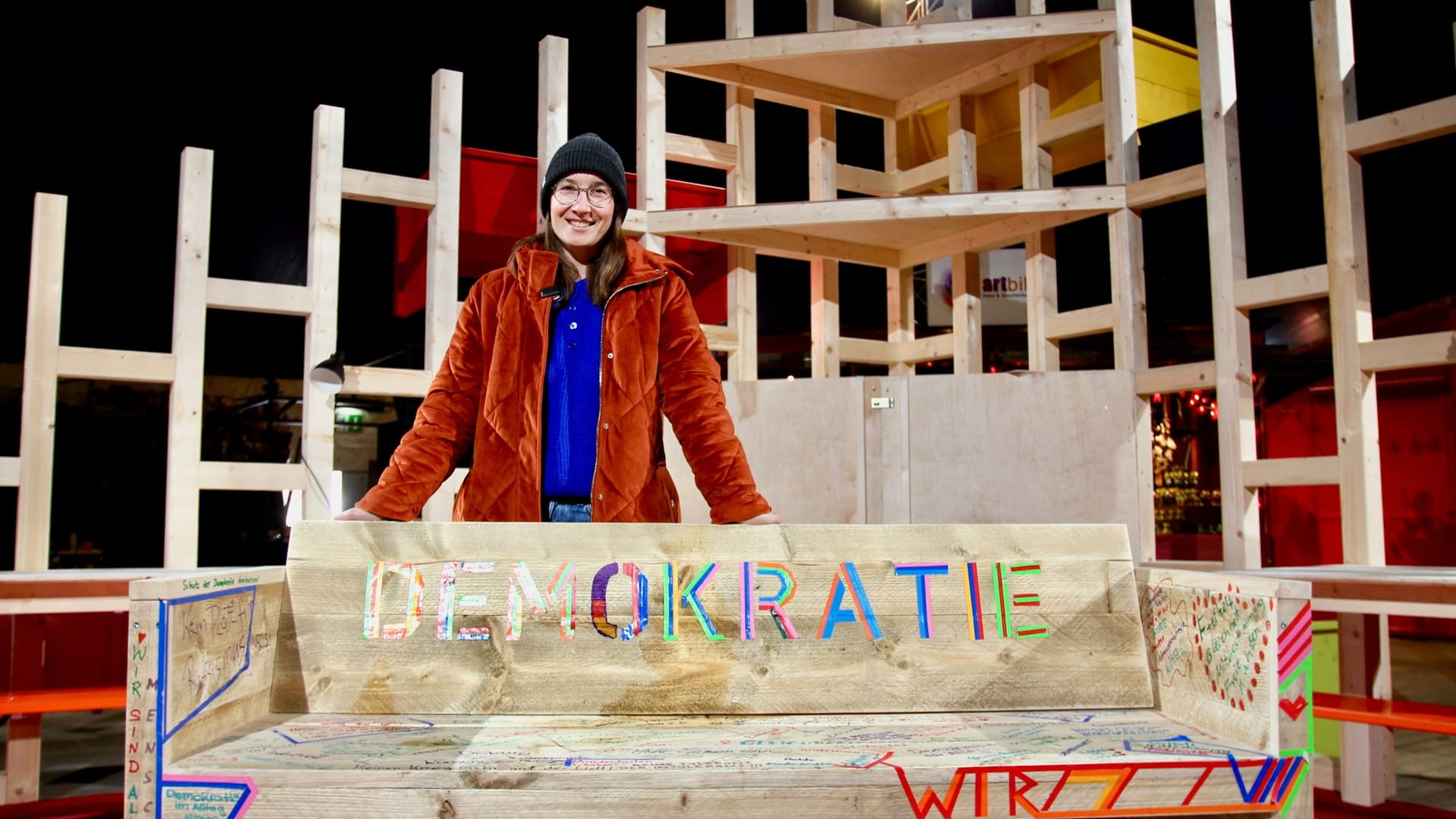 Projektleiterin Johanna Kämper vor der Werte-Bank zum Thema Demokratie.