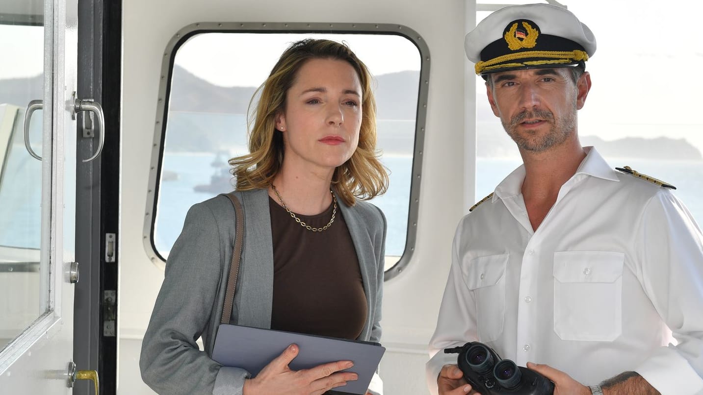 Spurensuche beim "Traumschiff": Die BKA-Ermittlerin Cora Bruns (Friederike Linke) weiht Kapitän Max Parger (Florian Silbereisen) in ihr geheimes Vorhaben ein. Spurensuche beim "Traumschiff": Die BKA-Ermittlerin Cora Bruns (Friederike Linke) weiht Kapitän Max Parger (Florian Silbereisen) in ihr geheimes Vorhaben ein.