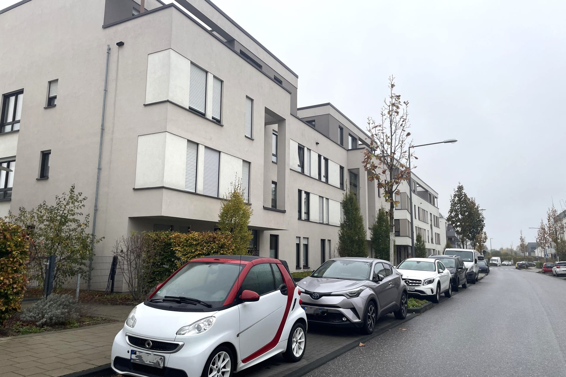 Die betroffenen Häuser in der Eygelshovener Straße in Rodenkirchen: In den Häusern mit den Nummern 2 bis 12 fiel tagelang die Heizung und das Warmwasser aus. Die betroffenen Häuser in der Eygelshovener Straße in Rodenkirchen: In den Häusern mit den Nummern 2 bis 12 fiel tagelang die Heizung und das Warmwasser aus.