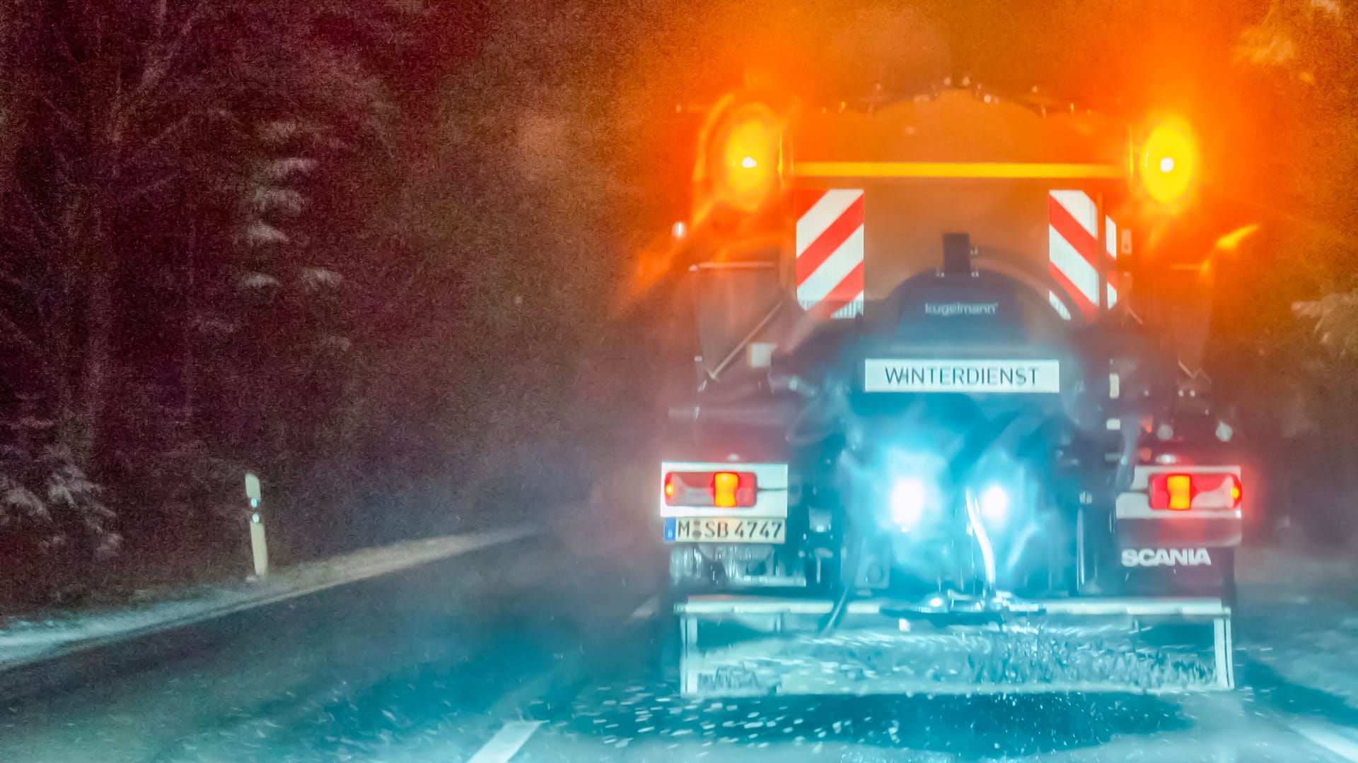 Ein Streufahrzeug ist auf einer glatten Straße unterwegs (Archivbild): In Köln und der Region wird es in den kommenden Tagen eisig. Ein Streufahrzeug ist auf einer glatten Straße unterwegs (Archivbild): In Köln und der Region wird es in den kommenden Tagen eisig.
