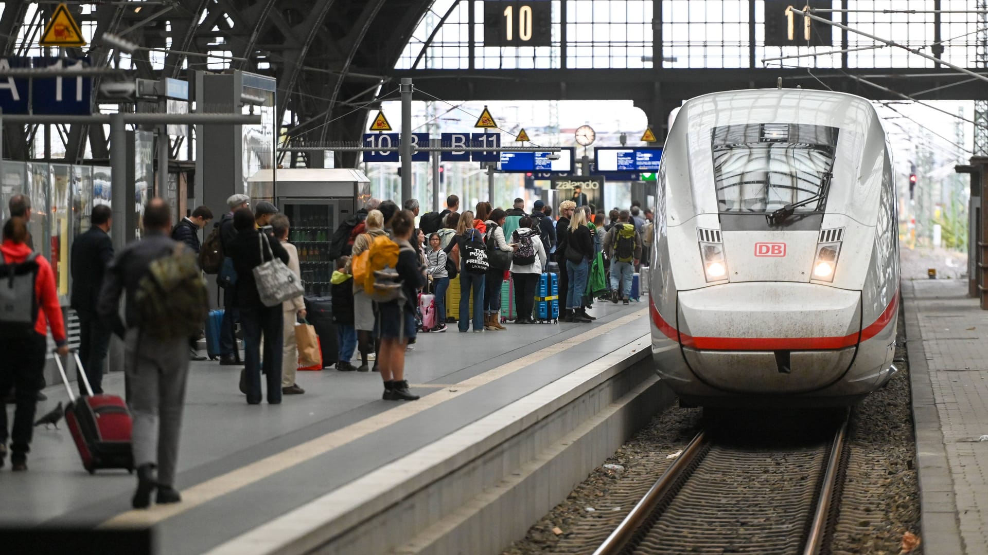 Mehr Verbindungen, höhere Preise: Der neue Fahrplan der Deutschen Bahn bringt für Reisende einige wichtige Veränderungen. Mehr Verbindungen, höhere Preise: Der neue Fahrplan der Deutschen Bahn bringt für Reisende einige wichtige Veränderungen.