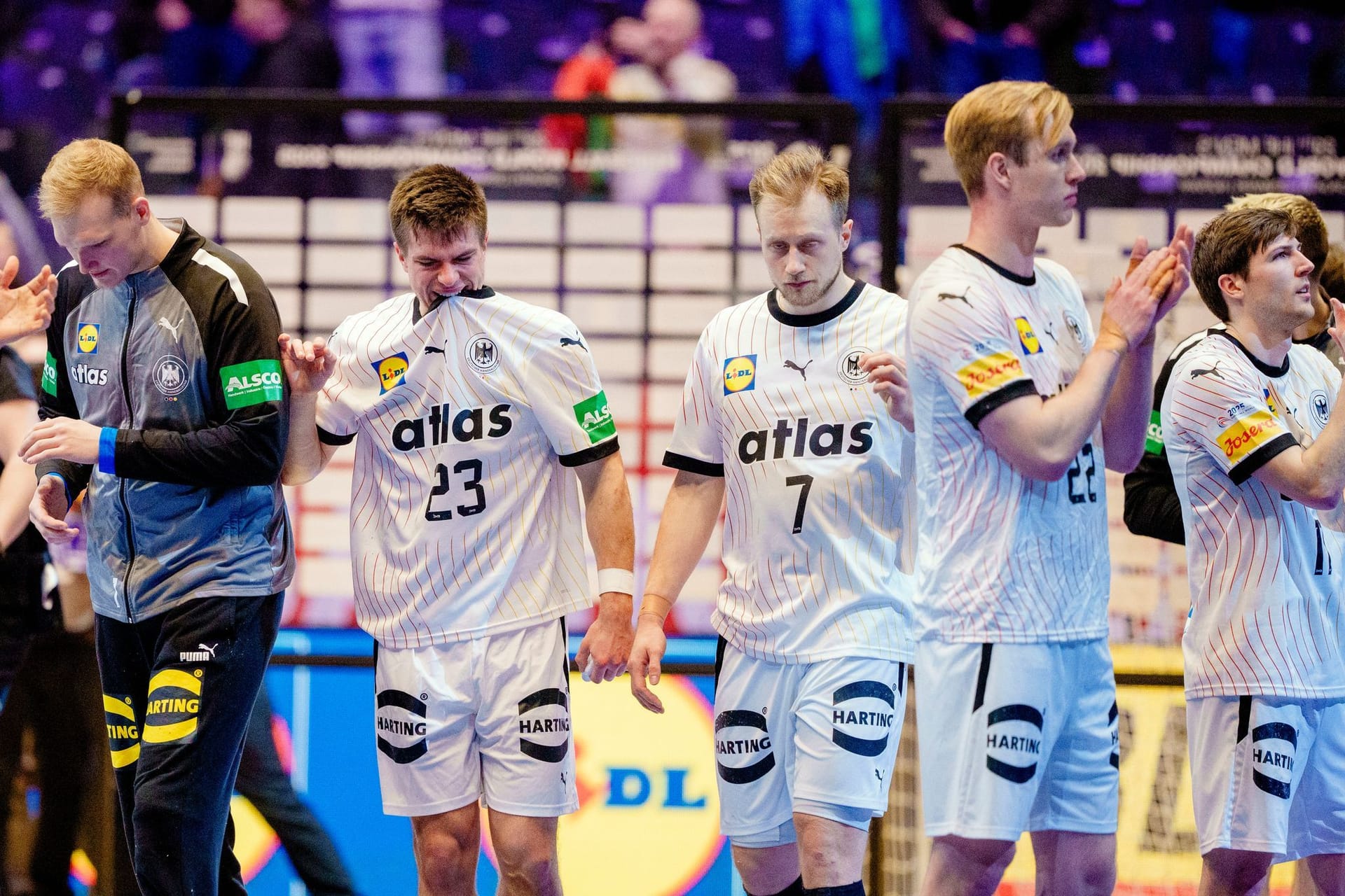 Die deutschen Handballer sind bei der WM im Viertelfinale ausgeschieden. Das entscheidende Tor beim 30:31 gegen Portugal fiel vier Sekunden vor Ende der Verlängerung. Dabei zeigten die Stars Licht und Schatten. Das DHB-Team in der Einzelkritik. Die deutschen Handballer sind bei der WM im Viertelfinale ausgeschieden. Das entscheidende Tor beim 30:31 gegen Portugal fiel vier Sekunden vor Ende der Verlängerung. Dabei zeigten die Stars Licht und Schatten. Das DHB-Team in der Einzelkritik.