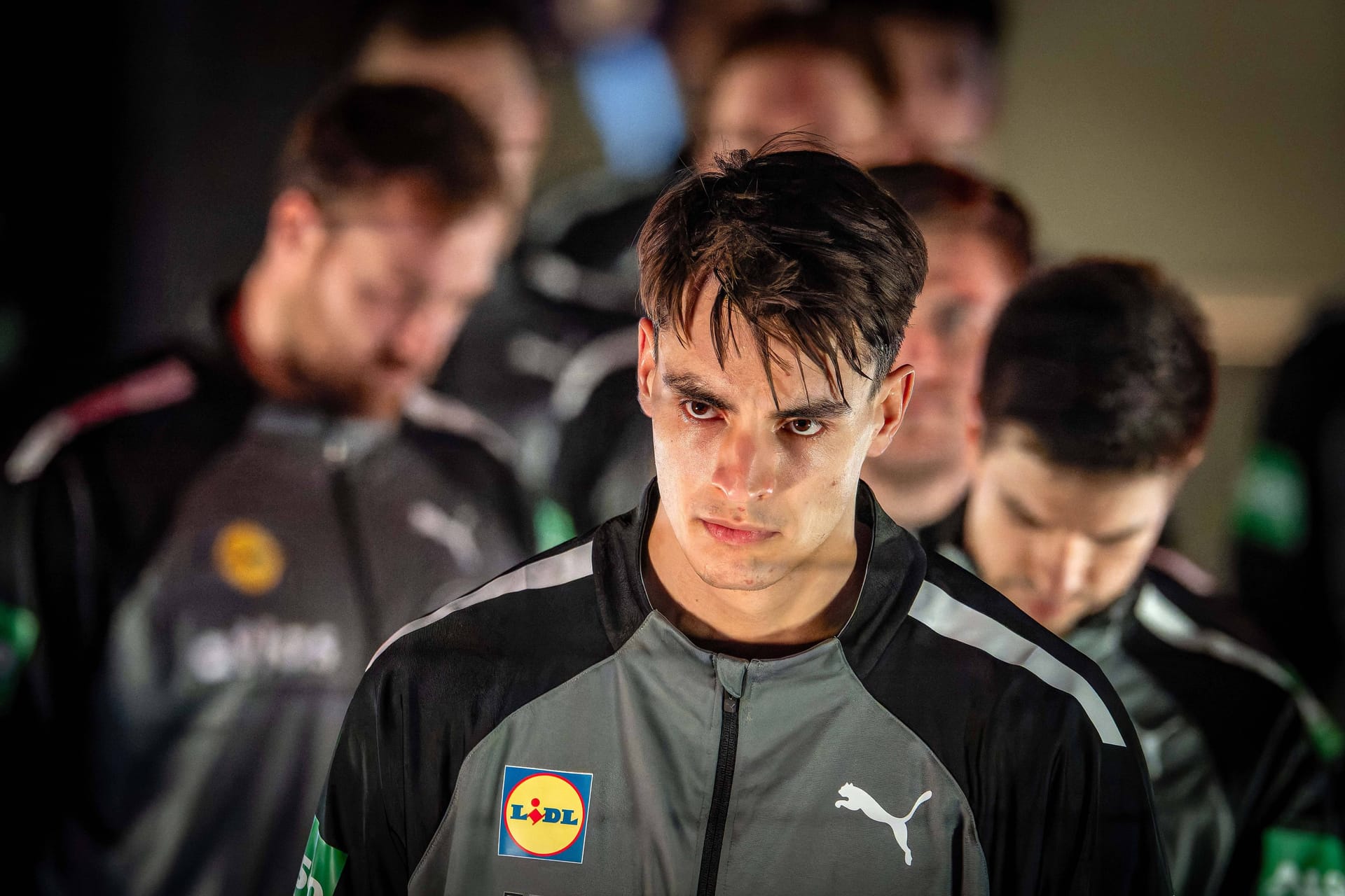 Julian Köster: Verwarf seine ersten beiden Versuche und bekam dann in Halbzeit eins offensiv wieder Pause. Ließ defensiv ebenso wie Golla zu viele Rückraum-Würfe zu. In der 27. Minute bei einer Gegenstoß-Chance mit viel zu hektischem Pass ins Aus. In der zweiten Hälfte immerhin mit drei Treffern. Holte sich kurz vor Ende der regulären Spielzeit zwei Minuten ab. Note 4 Julian Köster: Verwarf seine ersten beiden Versuche und bekam dann in Halbzeit eins offensiv wieder Pause. Ließ defensiv ebenso wie Golla zu viele Rückraum-Würfe zu. In der 27. Minute bei einer Gegenstoß-Chance mit viel zu hektischem Pass ins Aus. In der zweiten Hälfte immerhin mit drei Treffern. Holte sich kurz vor Ende der regulären Spielzeit zwei Minuten ab. Note 4
