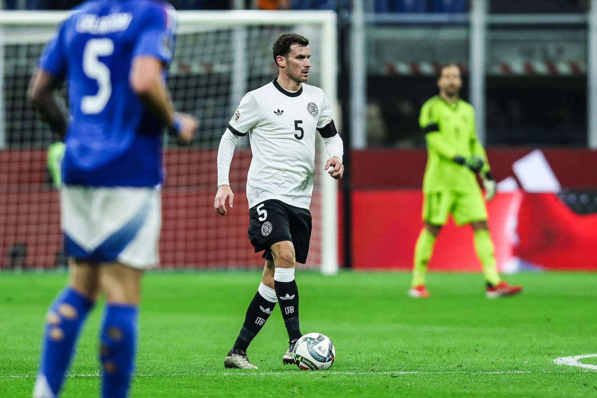 Pascal Groß (bis 90.): Der Dortmunder leistete sich einige ungewohnte Fehlpässe. Der in der 17. Minute führte fast zu einer gefährlichen Chance der Italiener. Ein sonst eher unauffälliges Spiel des defensiven Mittelfeldmanns. Note 4 Pascal Groß (bis 90.): Der Dortmunder leistete sich einige ungewohnte Fehlpässe. Der in der 17. Minute führte fast zu einer gefährlichen Chance der Italiener. Ein sonst eher unauffälliges Spiel des defensiven Mittelfeldmanns. Note 4