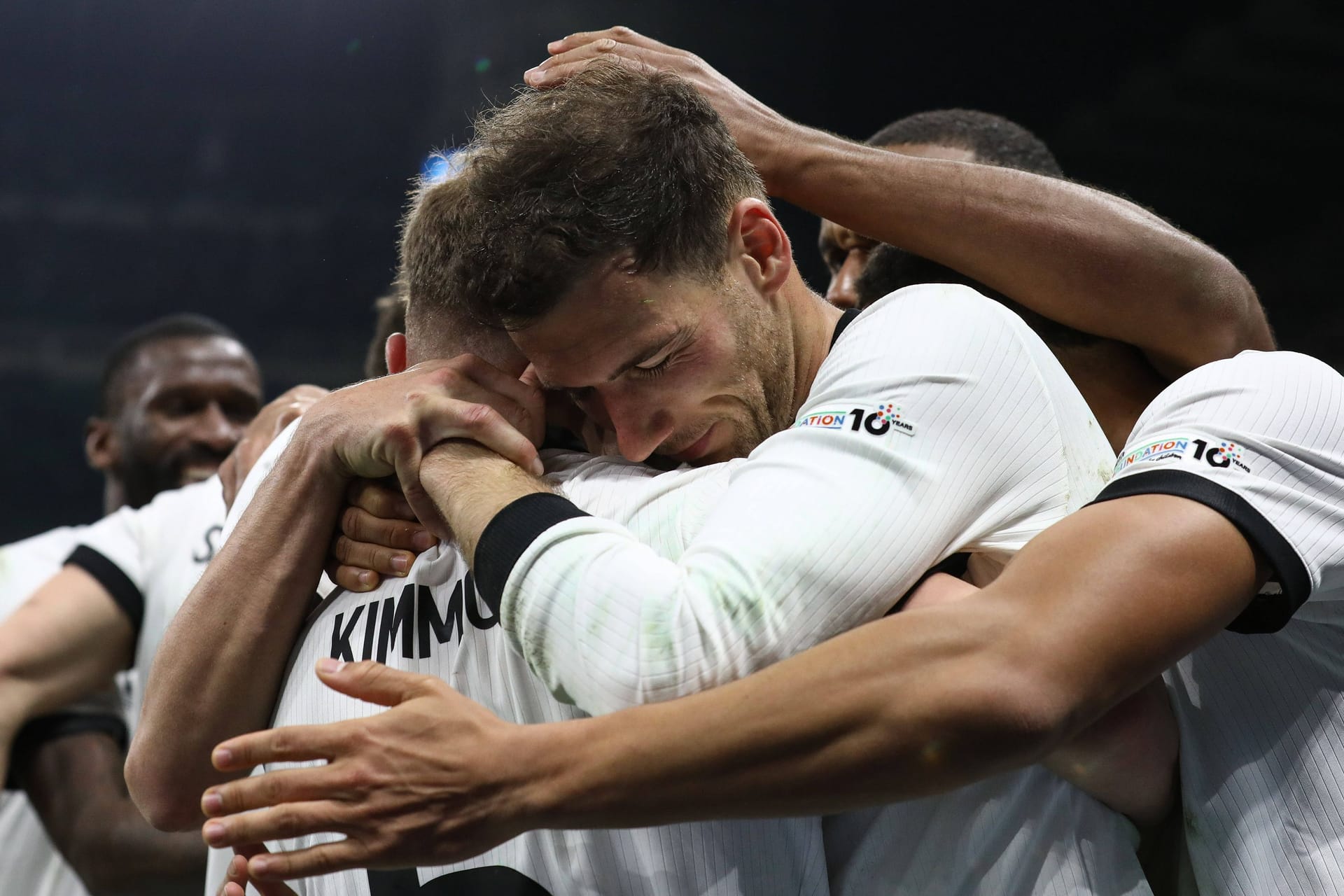 Glückselig: Leon Goretzka feiert seinen Treffer zum 2:1 gegen Italien mit seinen Teamkollegen.