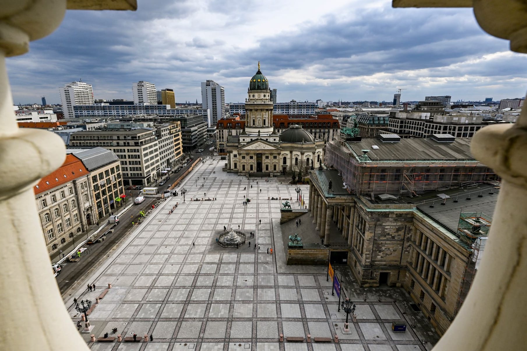 Gendarmenmarkt nach der Wiedereröffnung: Fehlende Bäume und Grünflächen werden von vielen bemängelt. Gendarmenmarkt nach der Wiedereröffnung: Fehlende Bäume und Grünflächen werden von vielen bemängelt.