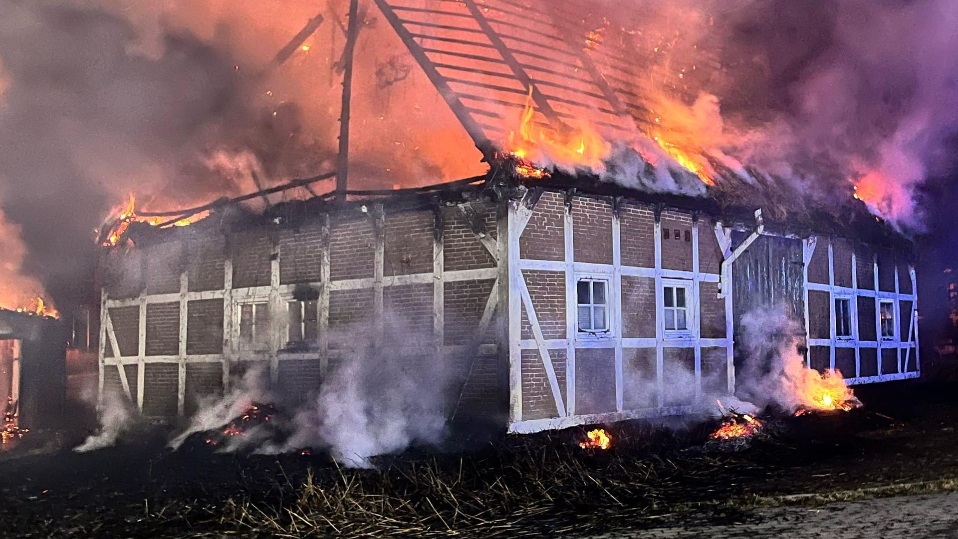 Ein Wohnhaus in Dollern bei Stade brennt: Der Schaden nach dem Großeinsatz am Donnerstagmorgen liegt bei 2,5 Millionen Euro. Ein Wohnhaus in Dollern bei Stade brennt: Der Schaden nach dem Großeinsatz am Donnerstagmorgen liegt bei 2,5 Millionen Euro.