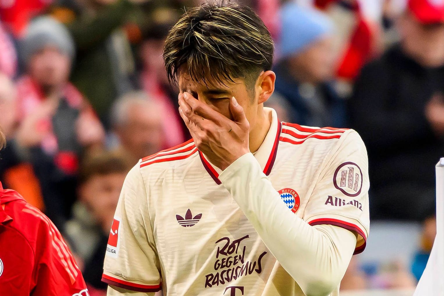 Fassungslos: Bayerns Hiroki Itō musste gegen St. Pauli verletzt vom Platz. Fassungslos: Bayerns Hiroki Itō musste gegen St. Pauli verletzt vom Platz.