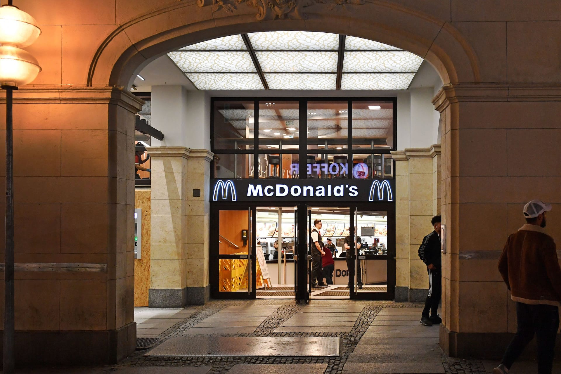 Eingang des McDonald's am Karlsplatz (Archivbild): Ein Passant hatte den Mann vor dem Schnellrestaurant gefunden.