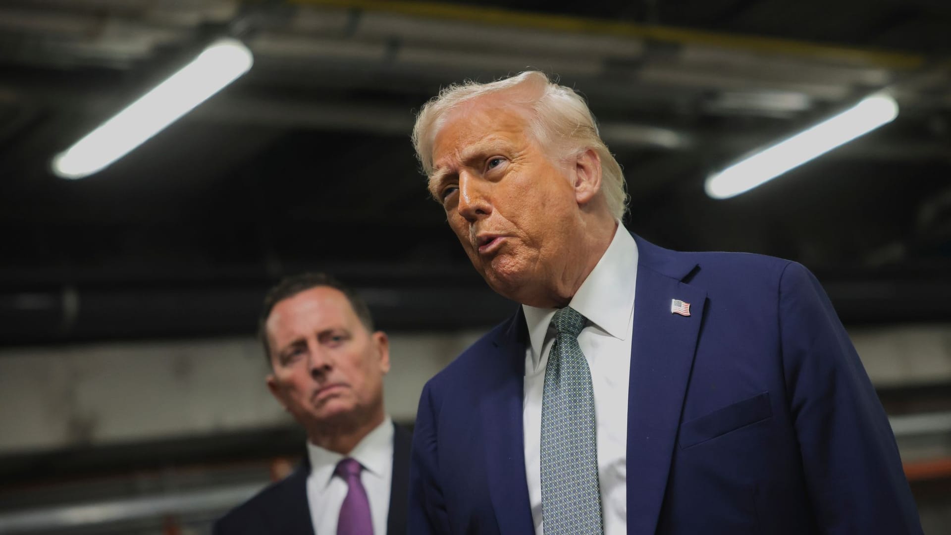 US-Präsident Donald Trump spricht mit Reportern, neben ihm Richard Grenell, Präsident des Kennedy Center Board of Trustees. US-Präsident Donald Trump spricht mit Reportern, neben ihm Richard Grenell, Präsident des Kennedy Center Board of Trustees.