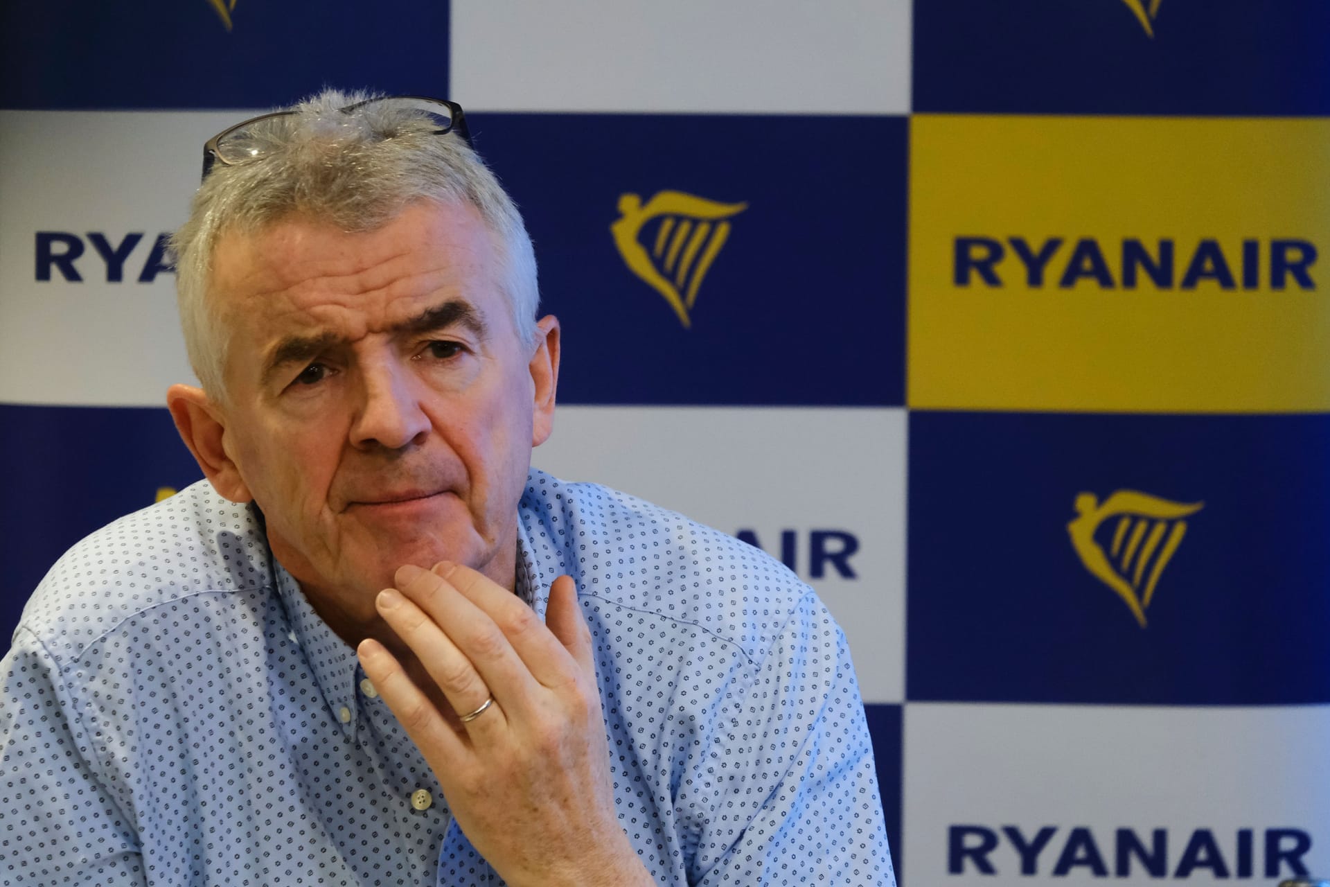 Michael O'Leary bei einer Pressekonferenz. Ihm wurde eine außergewöhnliche Rechnung bei einem Restaurantbesuch präsentiert.