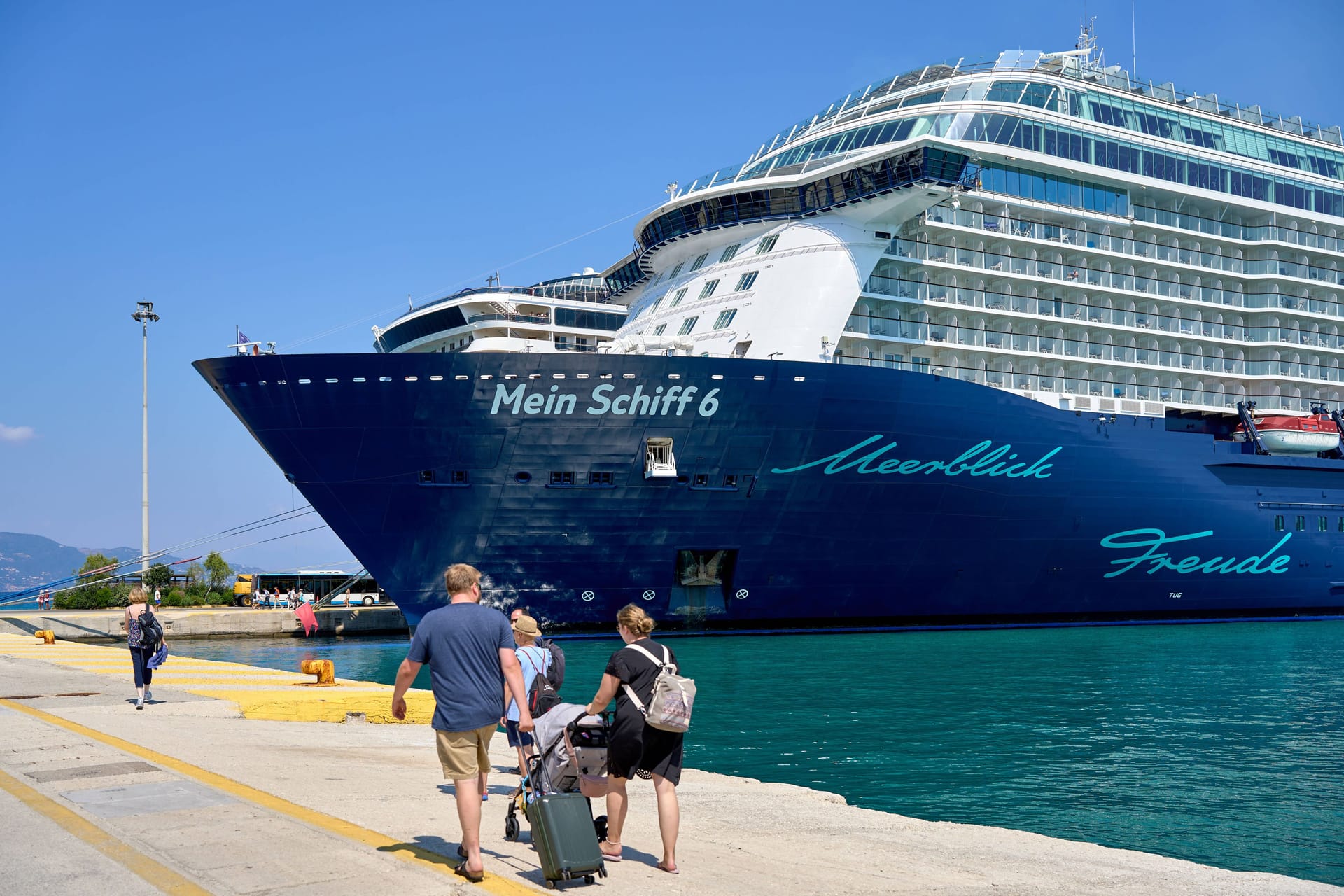 Eine Familie vor dem Kreuzfahrtschiff "Mein Schiff 6": Für eine Reise im Herbst 2025 sind nur erwachsene Gäste zugelassen.
