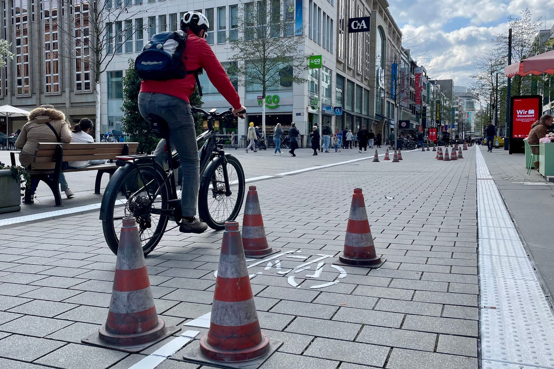 Ein Radfahrer auf der Schadowstraße: Die Stadt setzte frische Markierungen, damit sich Radfahrer und Fußgänger nicht mehr so oft in die Quere kommen.