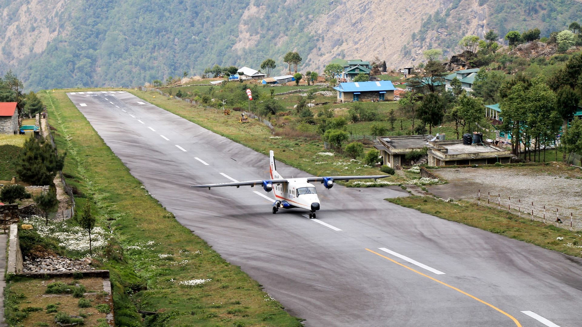 Die Landebahn des Lukla Flughafen in Nepal liegt an einer Klippe.
