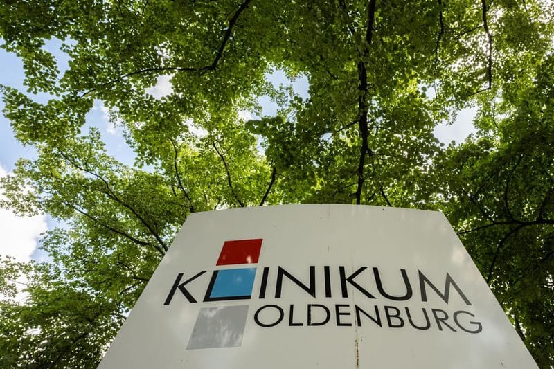 Schild vor dem Klinikum Oldenburg: Die Gedenkstätte wird am Donnerstag eingeweiht.
